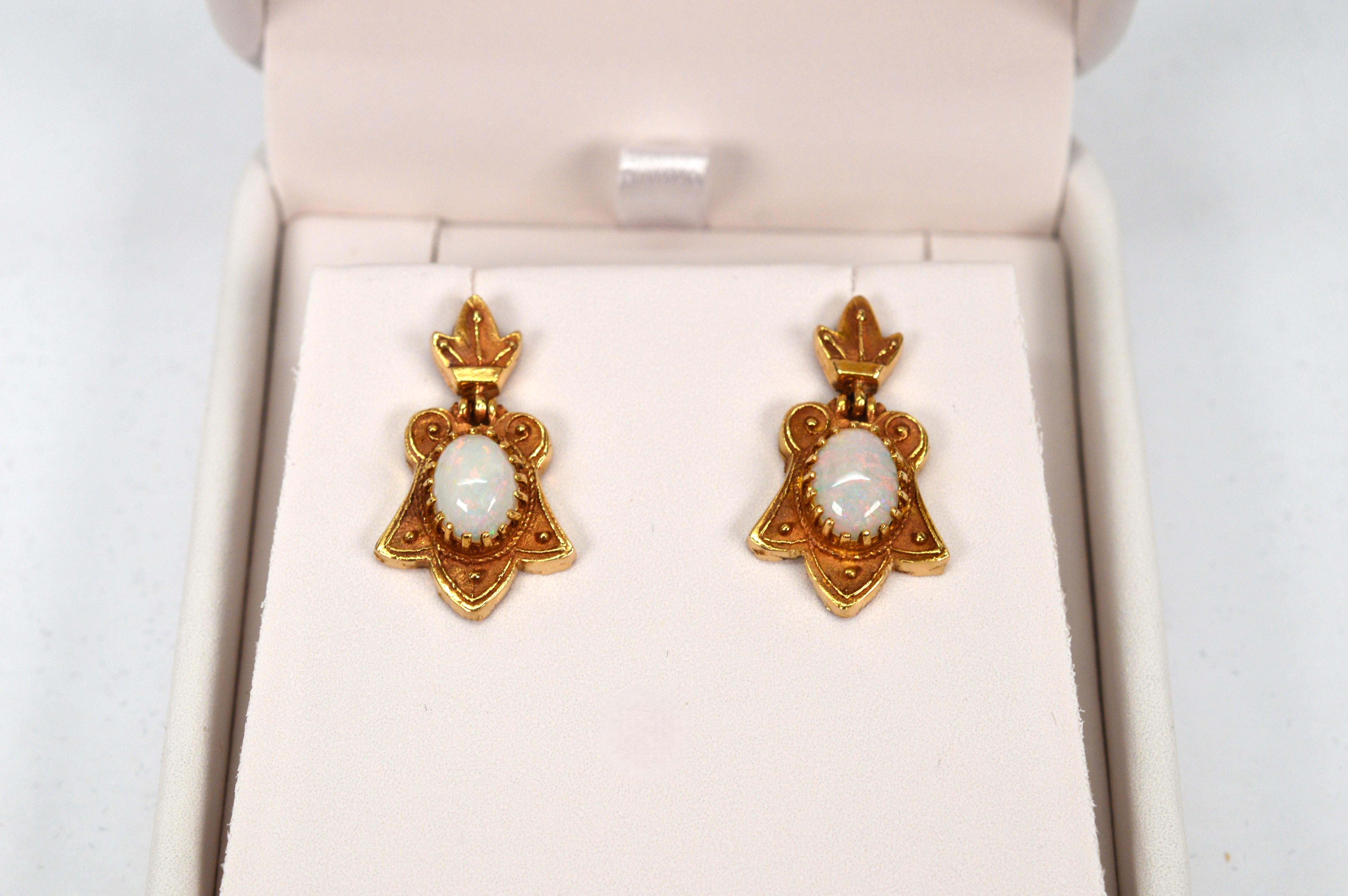 Taille cabochon Boucles d'oreilles médaillon de style ancien en or jaune 14 carats avec opale cabochon en vente