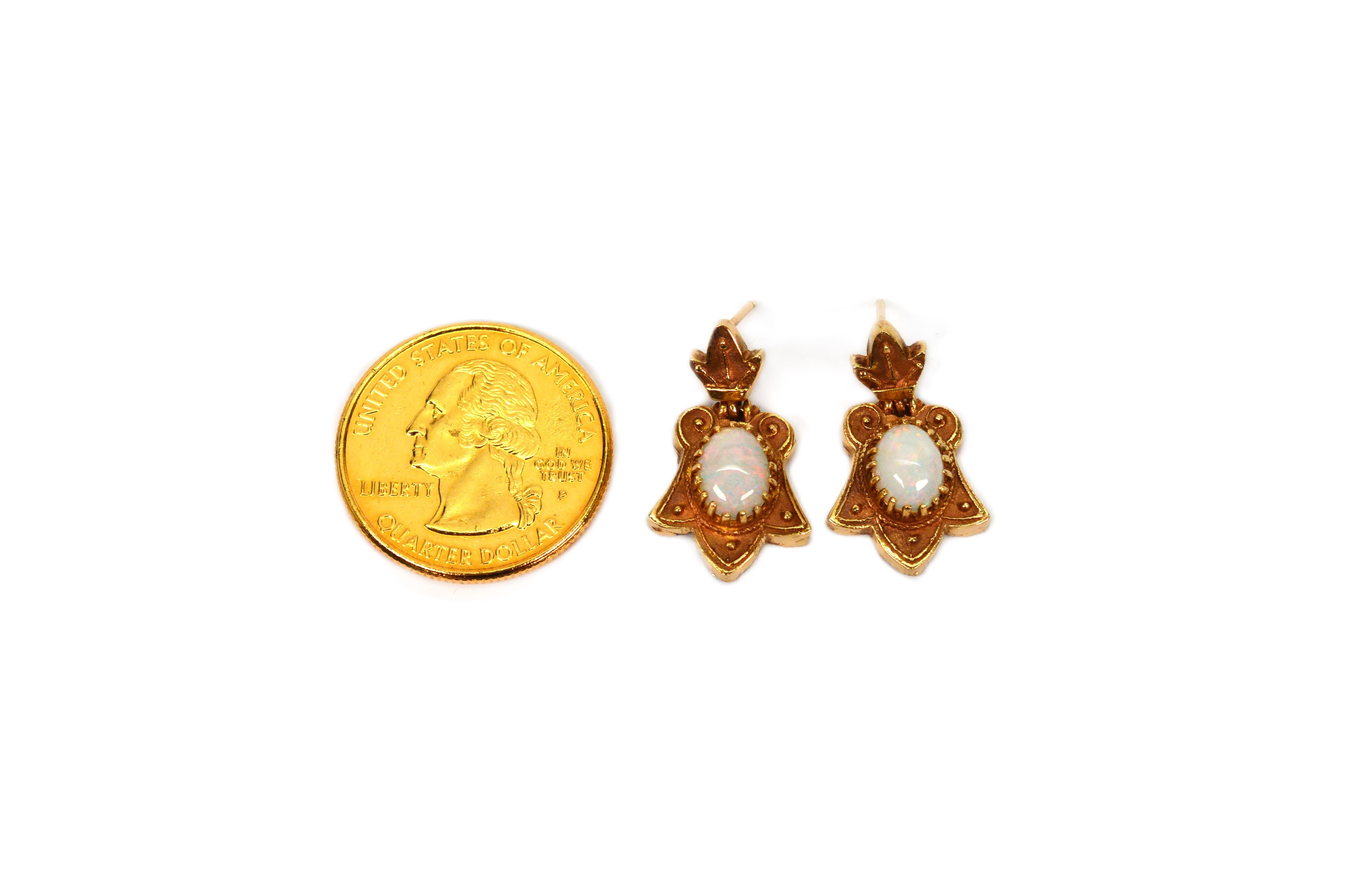 Boucles d'oreilles médaillon de style ancien en or jaune 14 carats avec opale cabochon Excellent état - En vente à Mount Kisco, NY