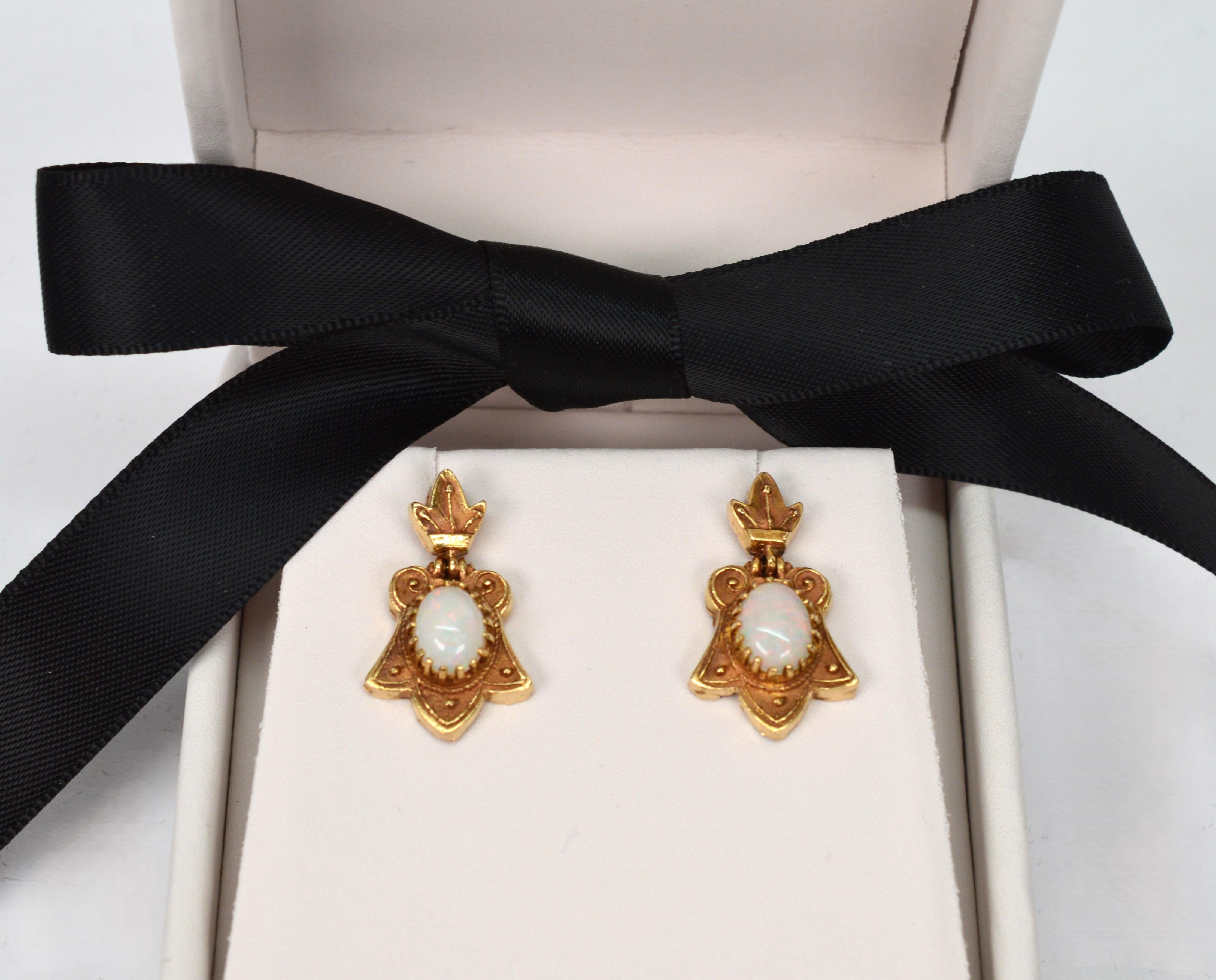 Boucles d'oreilles médaillon de style ancien en or jaune 14 carats avec opale cabochon Pour femmes en vente