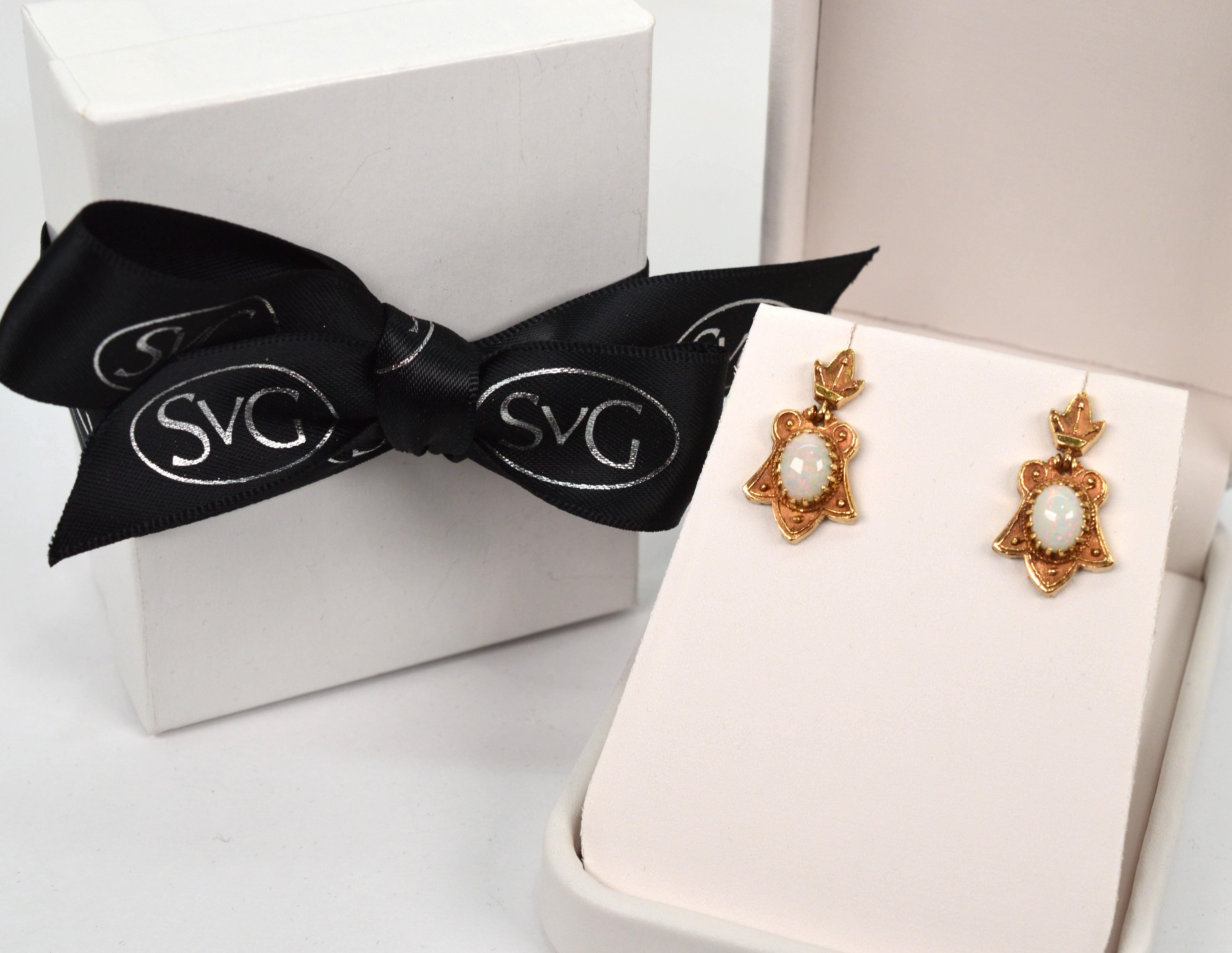 Boucles d'oreilles médaillon de style ancien en or jaune 14 carats avec opale cabochon en vente 1
