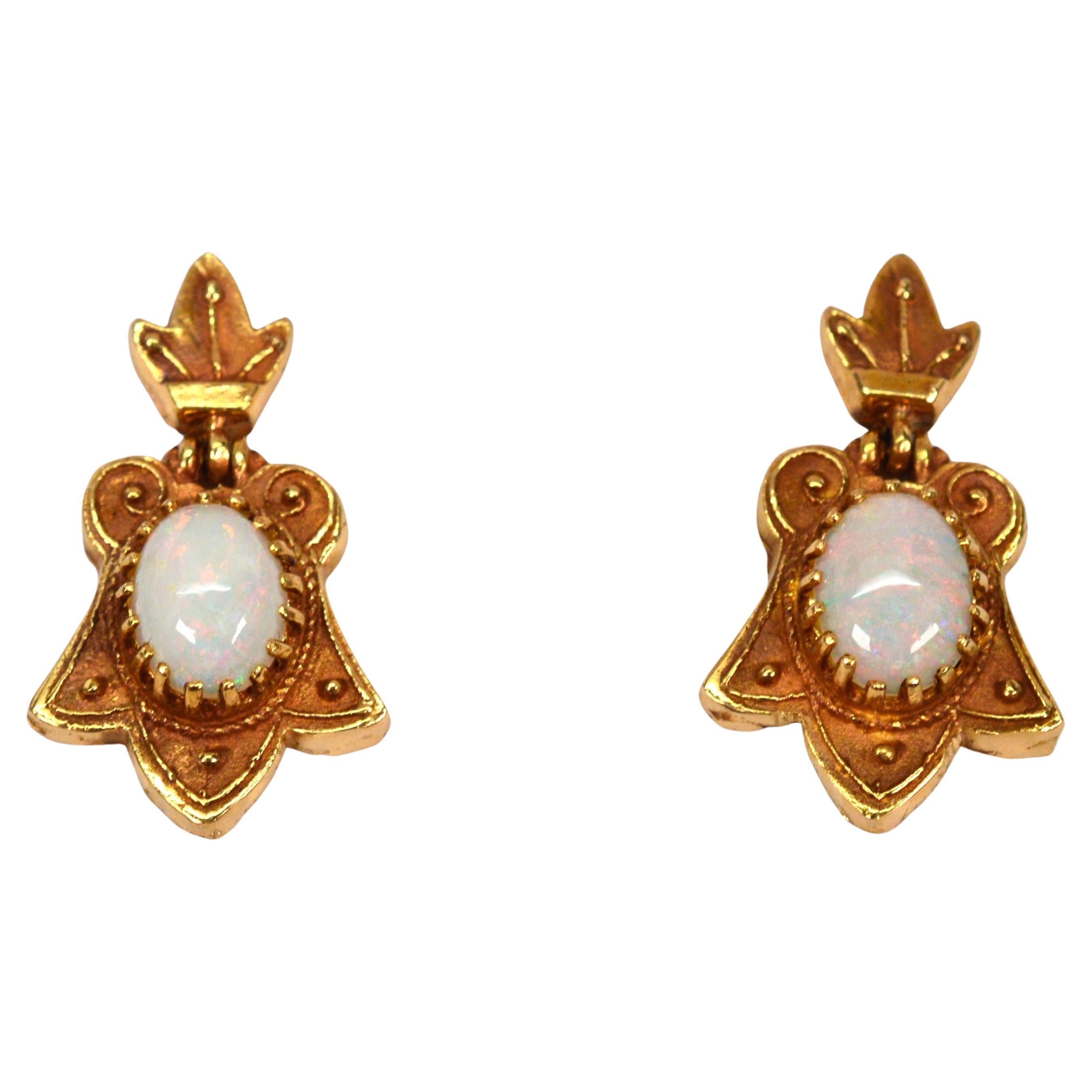 Boucles d'oreilles médaillon de style ancien en or jaune 14 carats avec opale cabochon en vente