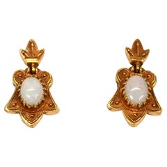 Antike Opal-Cabochon-Ohrringe aus 14 Karat Gelbgold mit Medaillon im antiken Stil