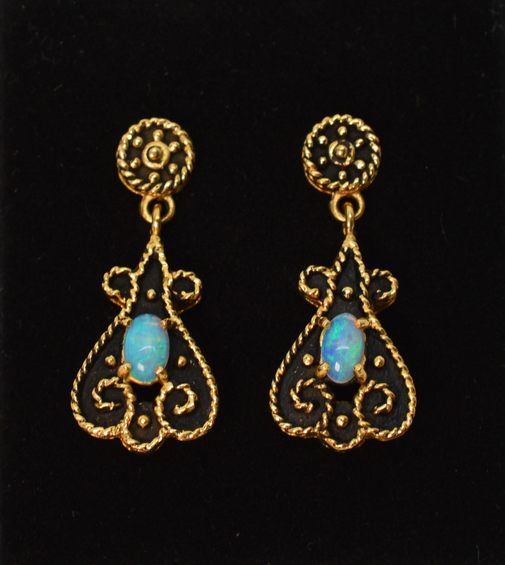 Antike Opal-Tropfen-Ohrringe aus Gelbgold (Cabochon) im Angebot