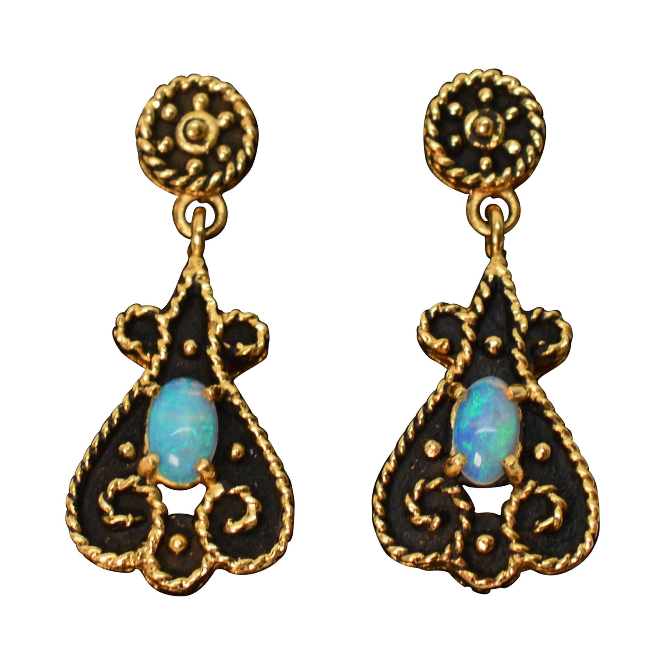 Antike Opal-Tropfen-Ohrringe aus Gelbgold im Angebot