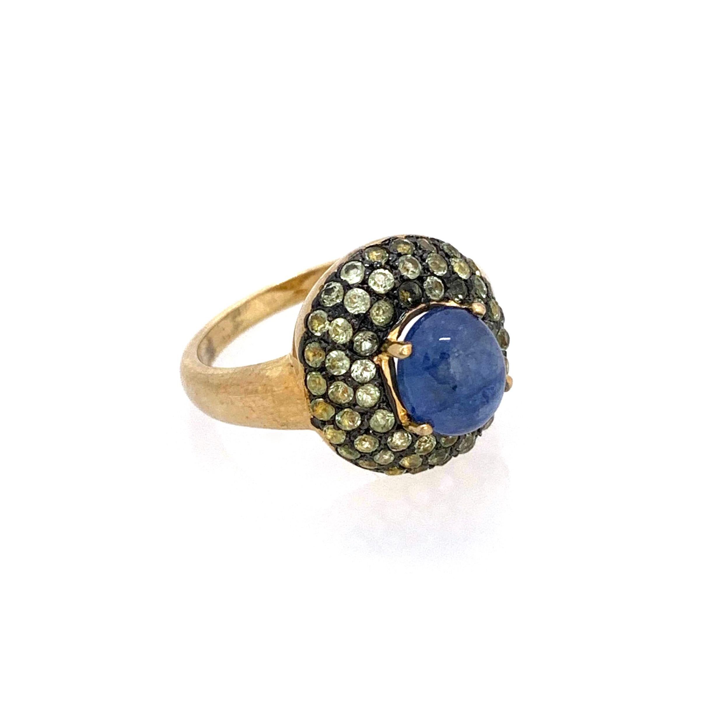 Contemporary Antique-style Oval Sapphire and Peridot Bombe Cocktail Ring For Sale