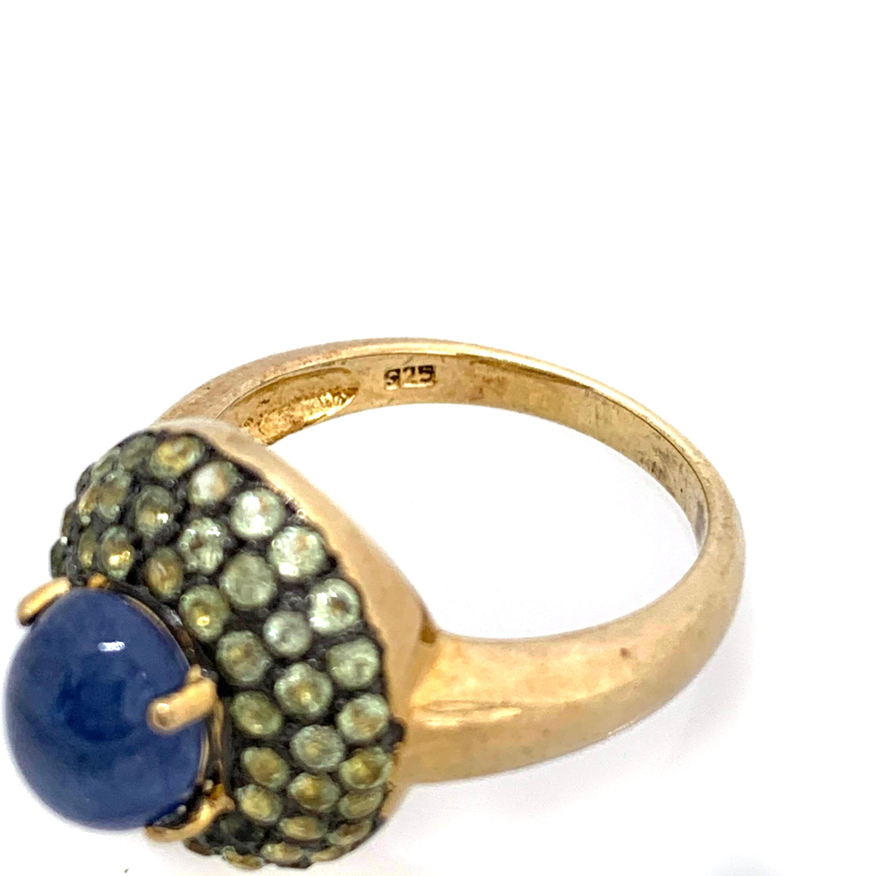 Oval Cut Antique-style Oval Sapphire and Peridot Bombe Cocktail Ring For Sale