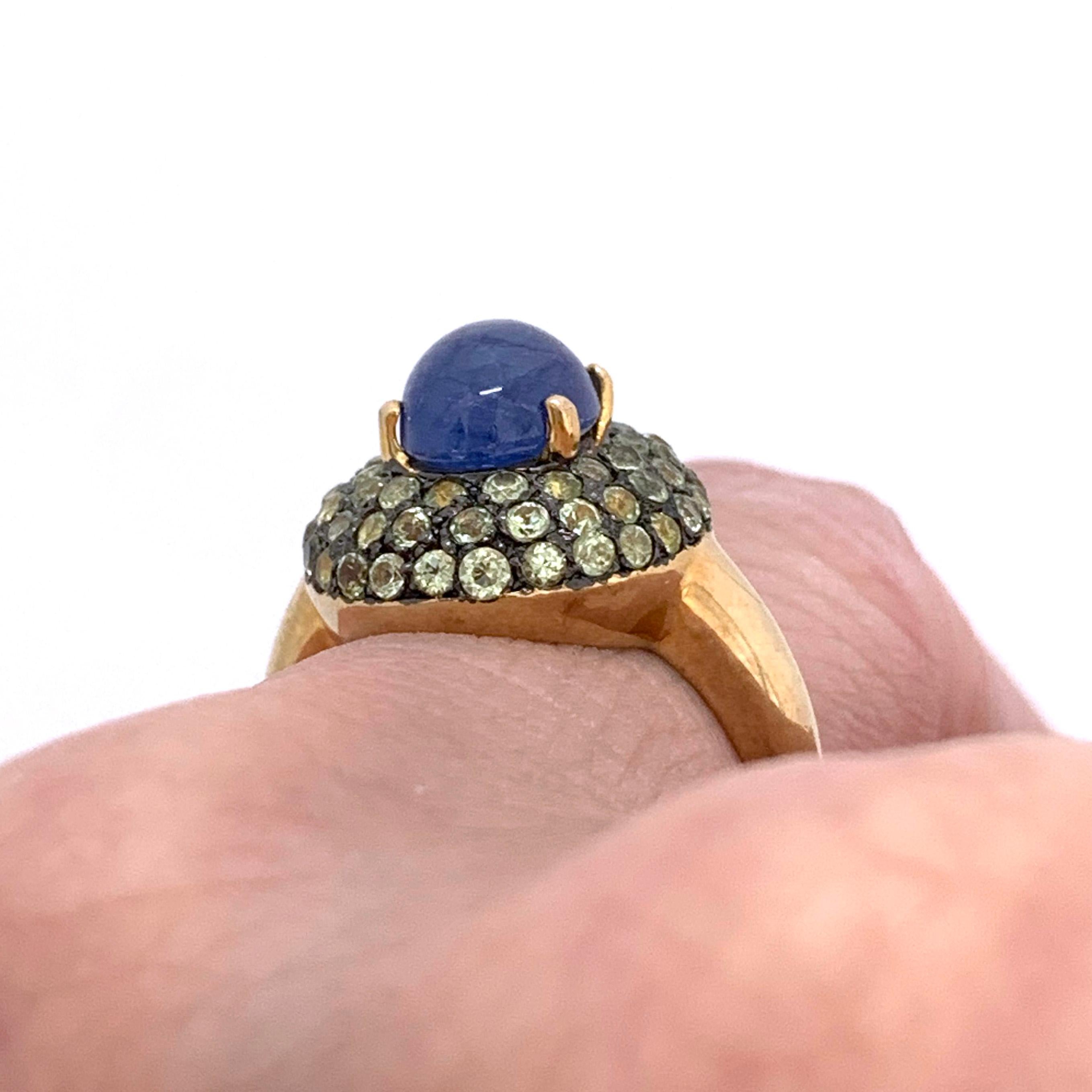 Antique-style Oval Sapphire and Peridot Bombe Cocktail Ring In New Condition For Sale In Los Angeles, CA