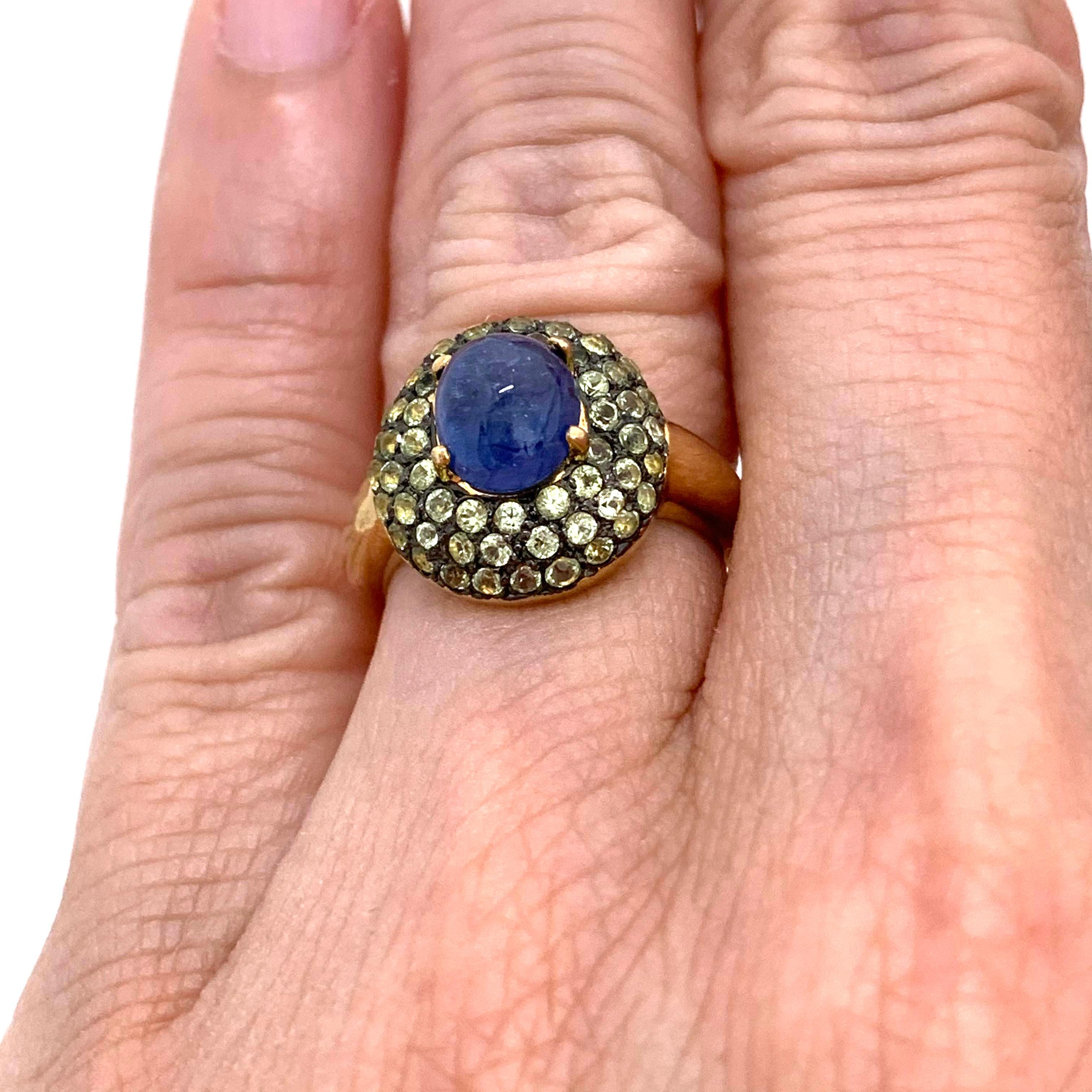 Women's or Men's Antique-style Oval Sapphire and Peridot Bombe Cocktail Ring For Sale