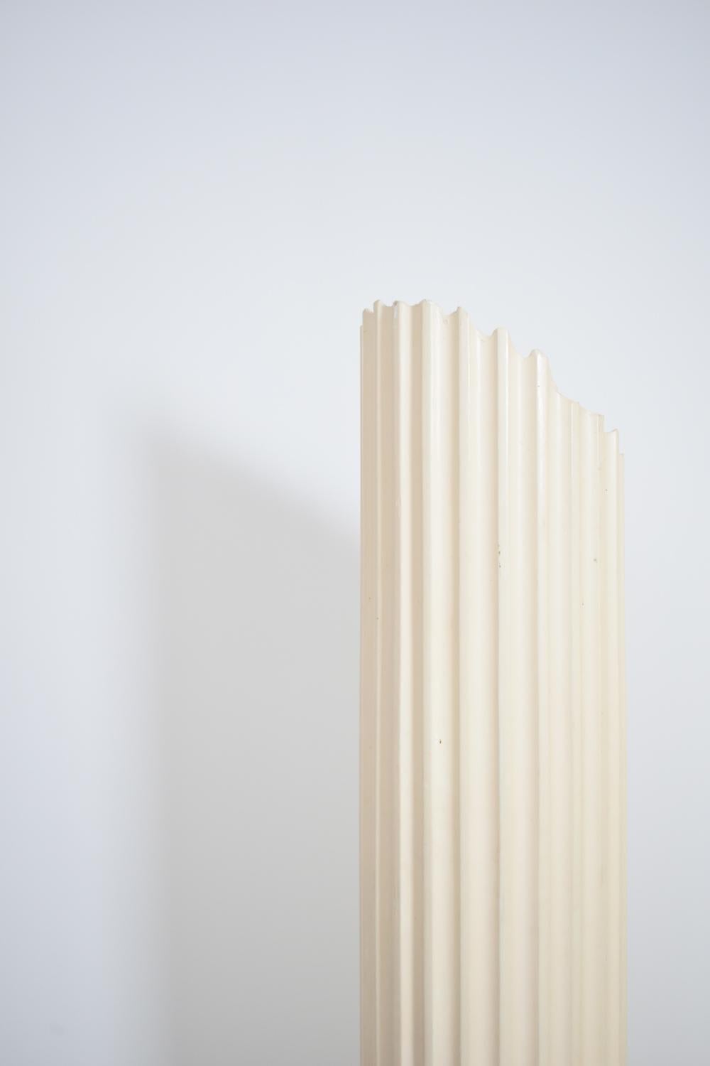 Lampadaire en plâtre, colonne lumineuse, tronquée au sommet et reposant sur une base carrée. France, années 1970.