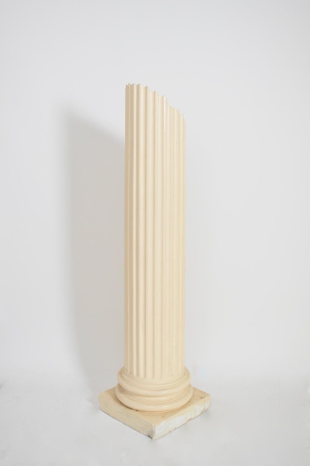 Français Lampadaire à colonne en plâtre de style ancien, 1970 en vente