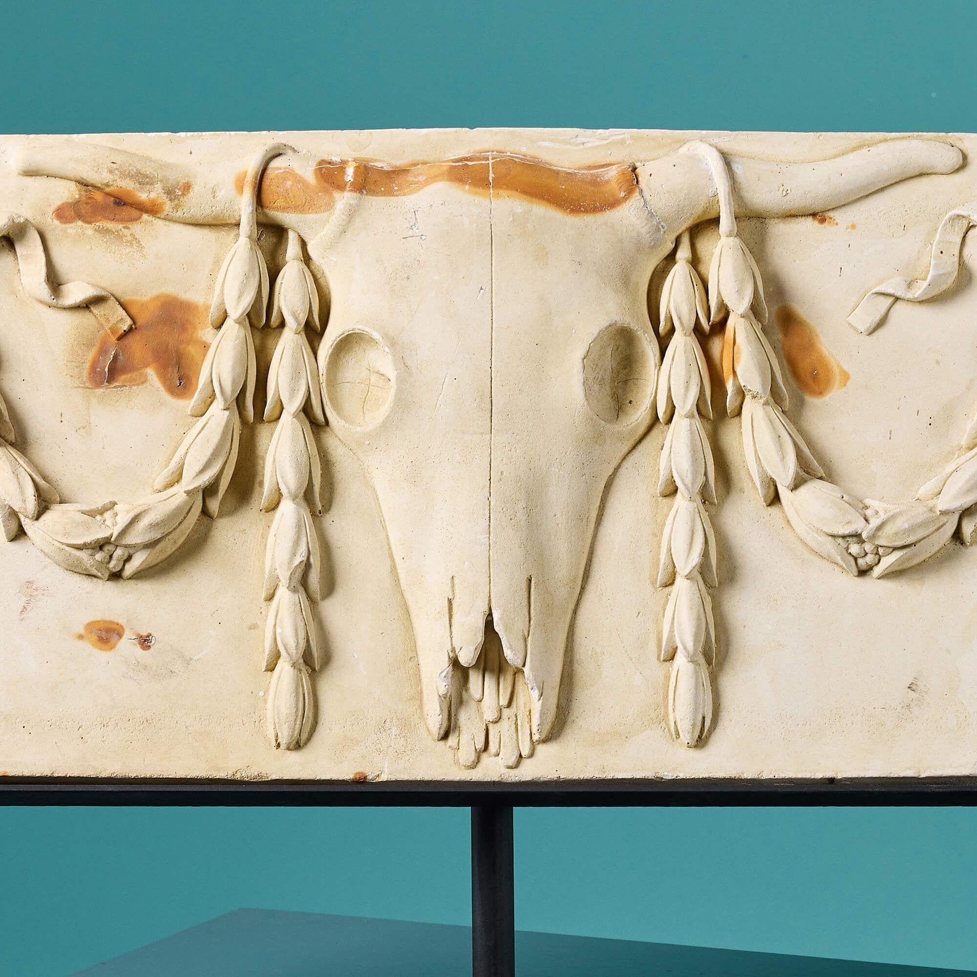Antike Gipsplakette im Stil von Gips mit der Darstellung von Bucranium auf Ständer (Neoklassisch) im Angebot