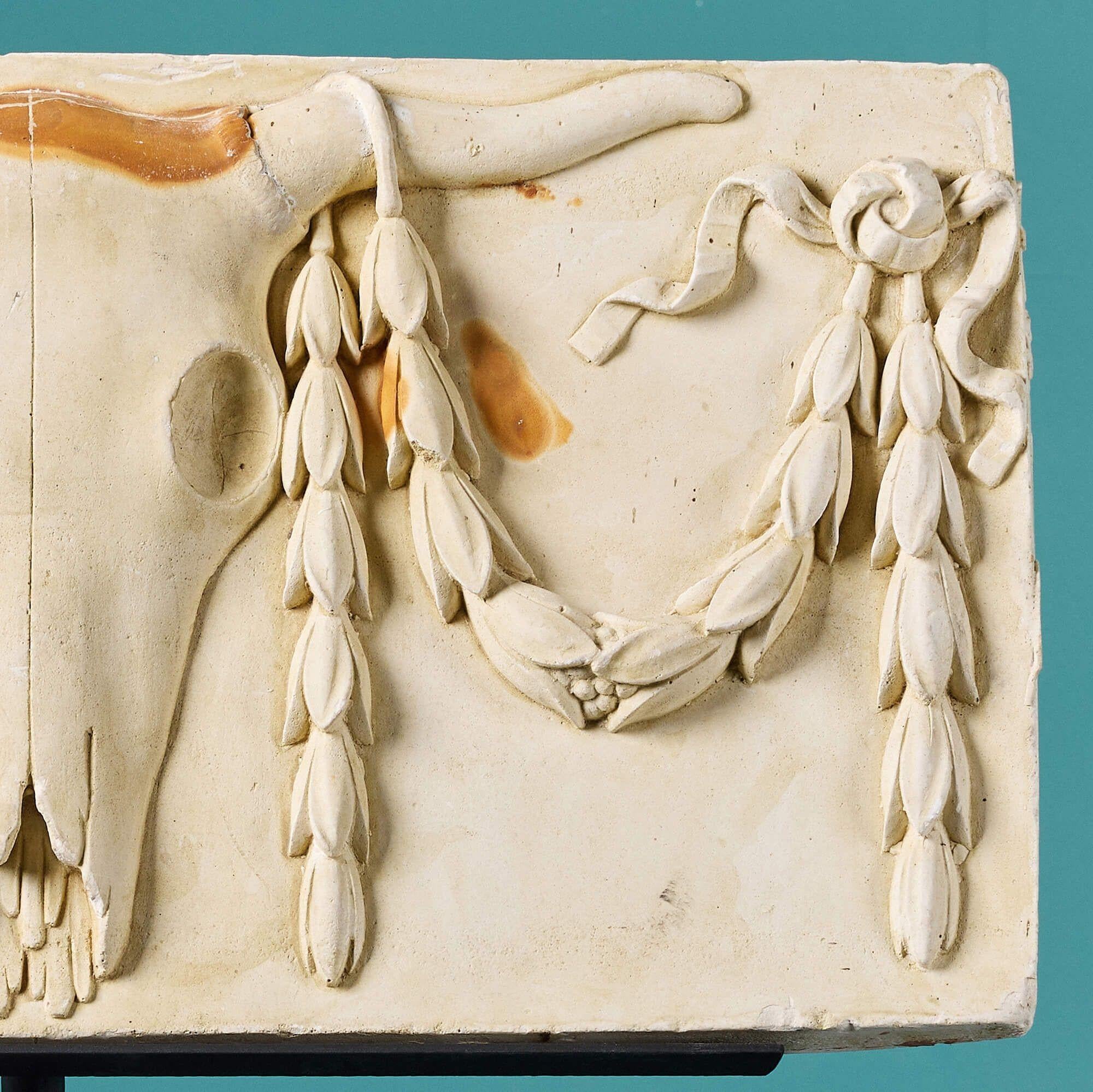 Antike Gipsplakette im Stil von Gips mit der Darstellung von Bucranium auf Ständer (Englisch) im Angebot