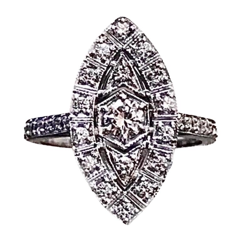 Anello di fidanzamento in platino Art Deco con diamanti incastonati in stile antico in vendita