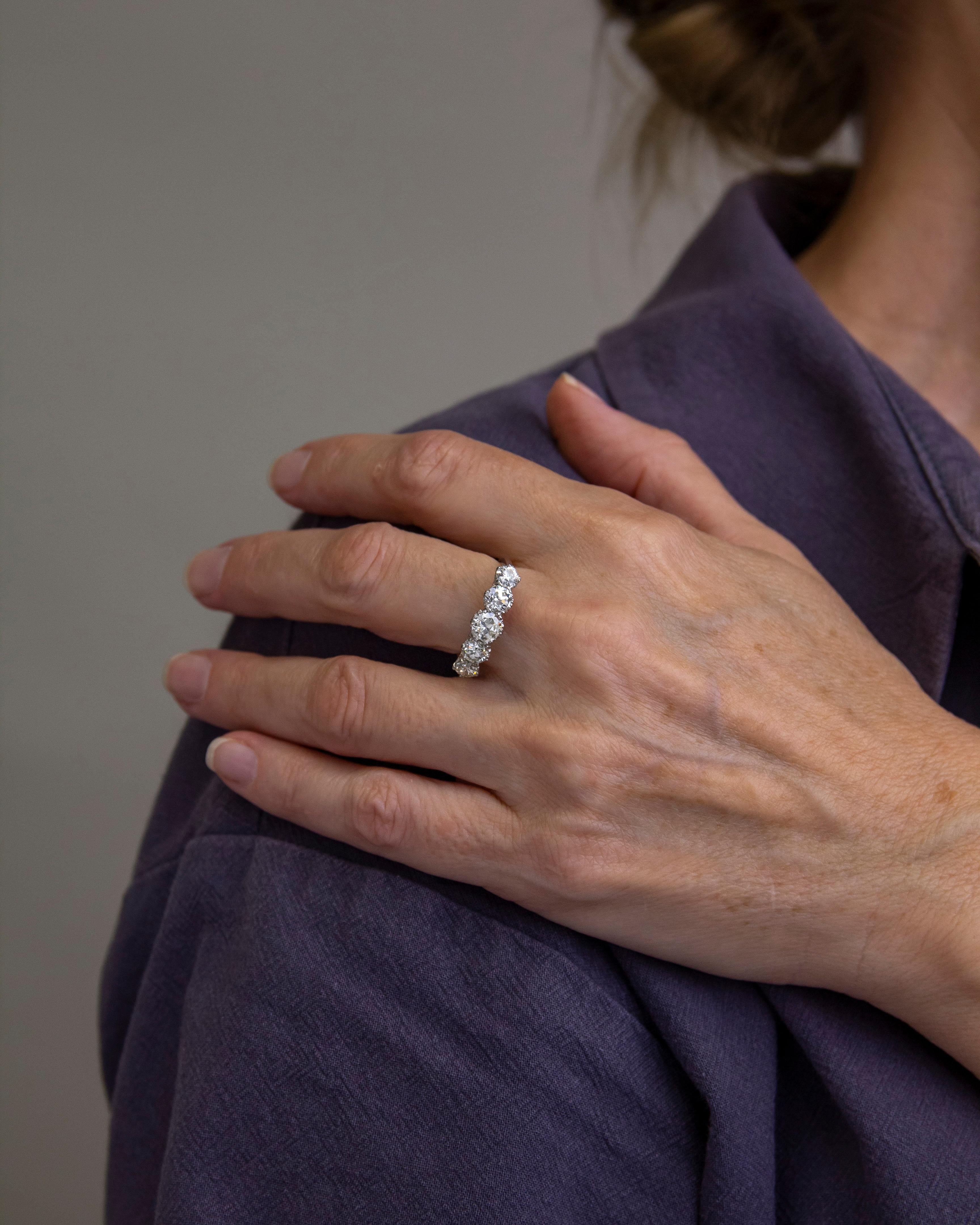 Cette bague, bien que de fabrication relativement moderne, a été réalisée avec des diamants de taille européenne ancienne et est d'un goût antique. La monture en platine a été sertie de cinq diamants de taille européenne ancienne dans le goût d'une