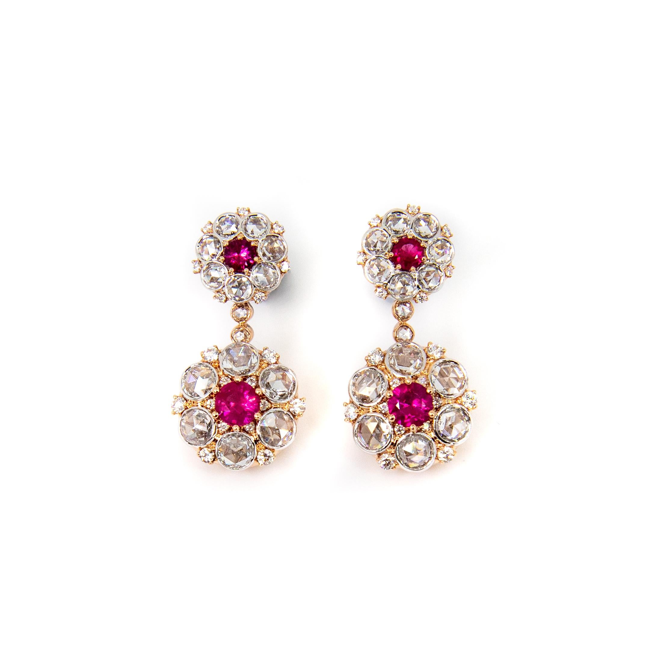 Wunderschöne Ohrringe mit Rubin und Diamanten im Rosenschliff in verzierter Galerie-Fassung.

1,03ct lebendiger runder Rubin mit lebhafter rosa Farbe. 
2,41ct runde Diamanten im Rosenschliff, Farbe G und Reinheit VS. 
0,29ct runde Brillanten, Farbe