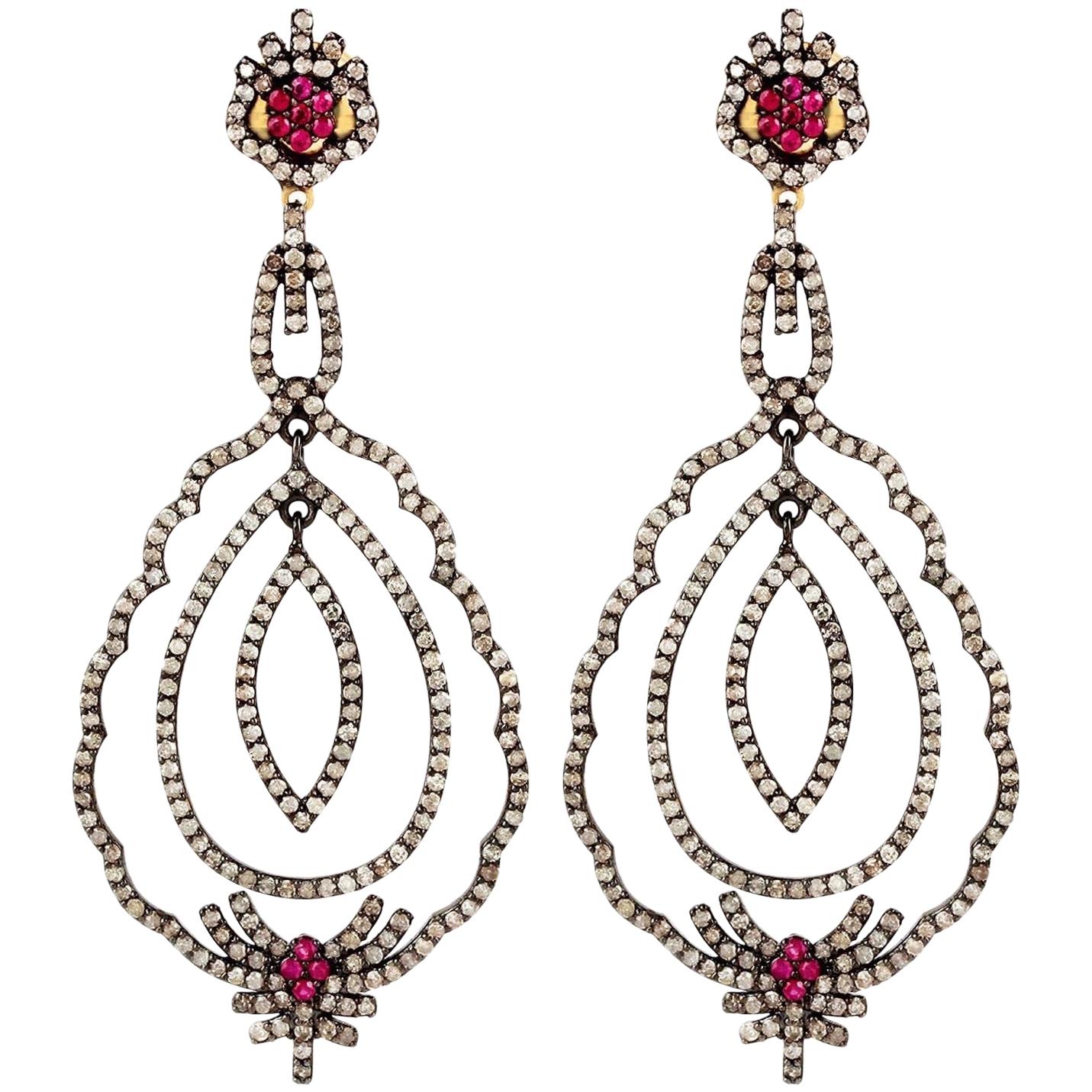 Boucles d'oreilles de style ancien en rubis et diamants