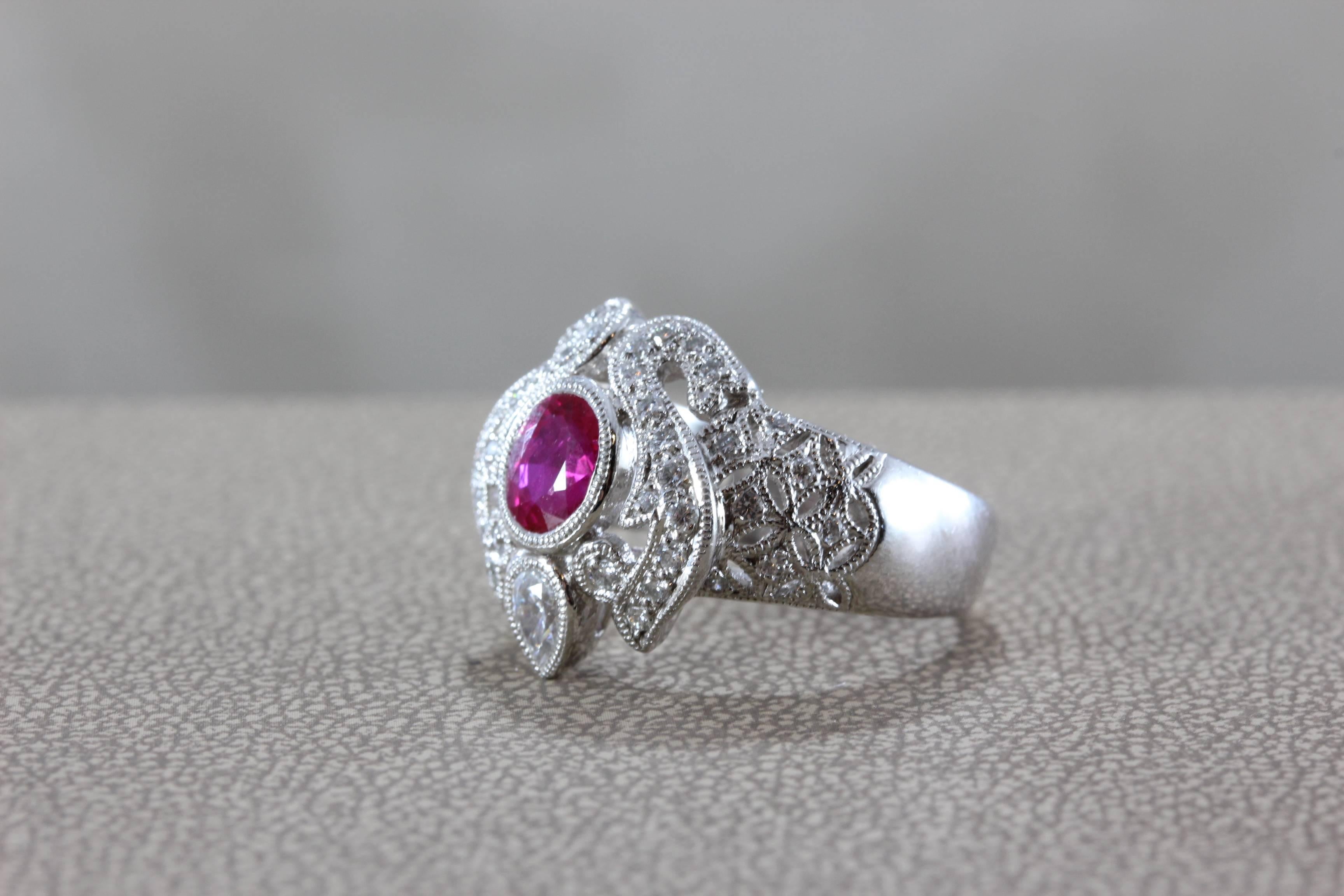Taglio ovale Anello in platino con diamante e rubino in stile antico in vendita
