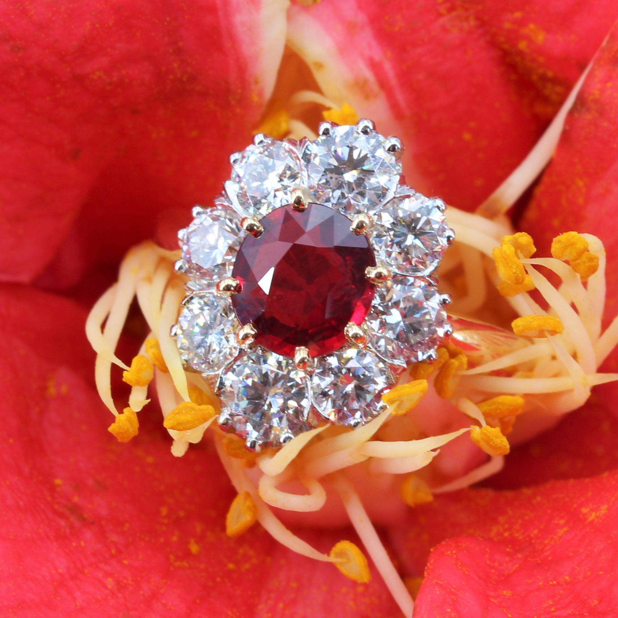 Antique Style Ruby Diamonds 18 Karat Yellow Gold Platinum Daisy Ring For Sale 3