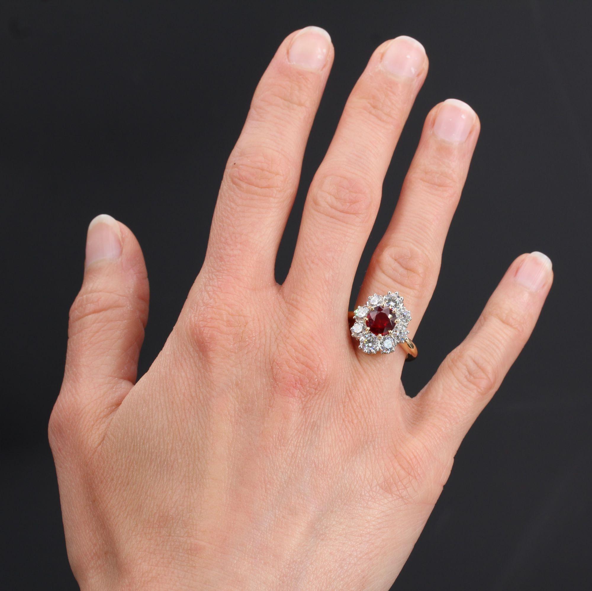 Ring in 18 karat yellow gold, eagle head hallmark and platinum, dog head hallmark.
Oval shape, this sublime ruby ring is set in the center with 8 claws of a cushion-cut ruby surrounded by 8 modern brilliant-cut diamonds set with claws. The setting