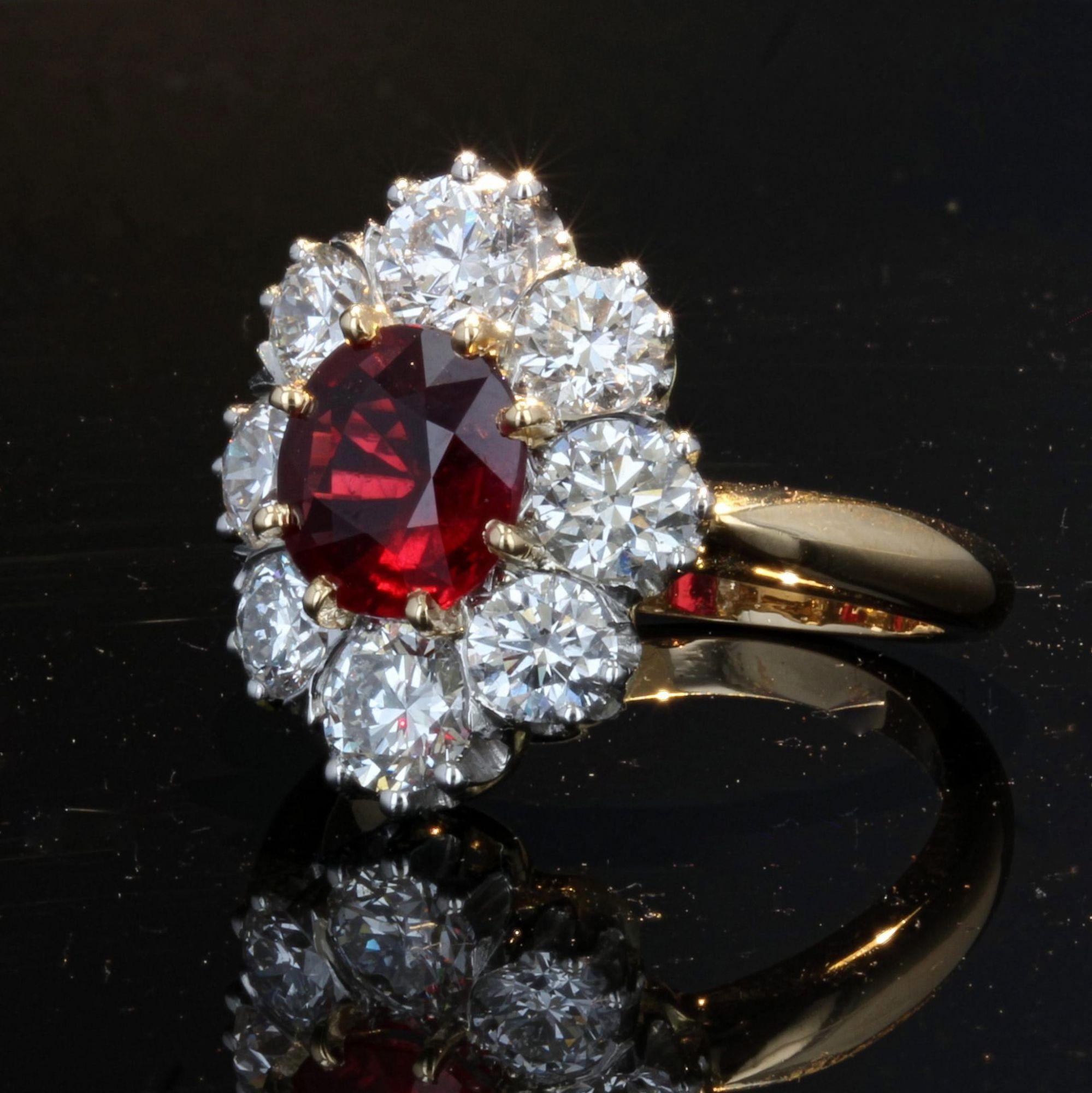 Antiker Gnseblmchenring mit Rubin-Diamanten aus 18 Karat Gelbgold und Platin (Kissenschliff) im Angebot