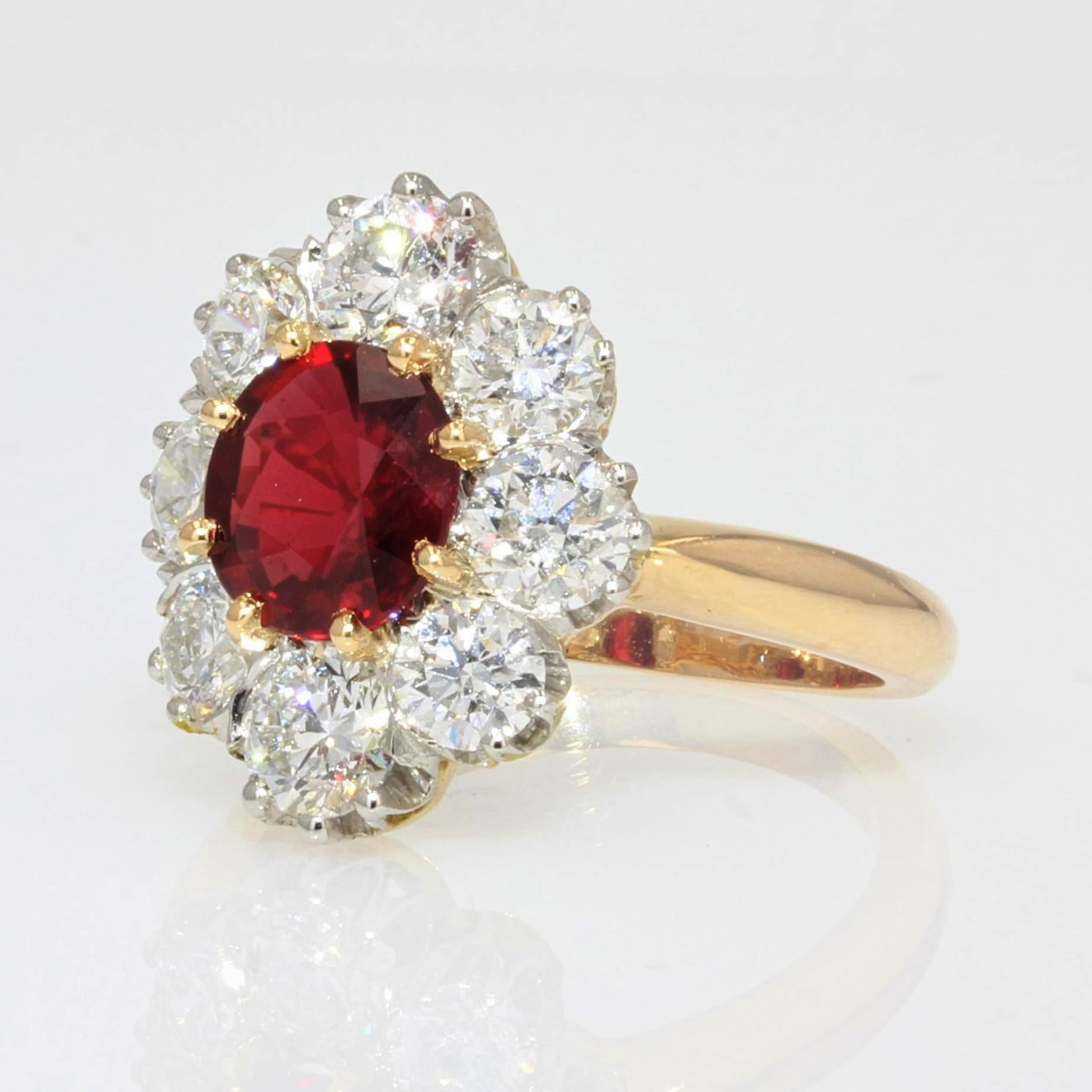 Modern Antique Style Ruby Diamonds 18 Karat Yellow Gold Platinum Daisy Ring For Sale