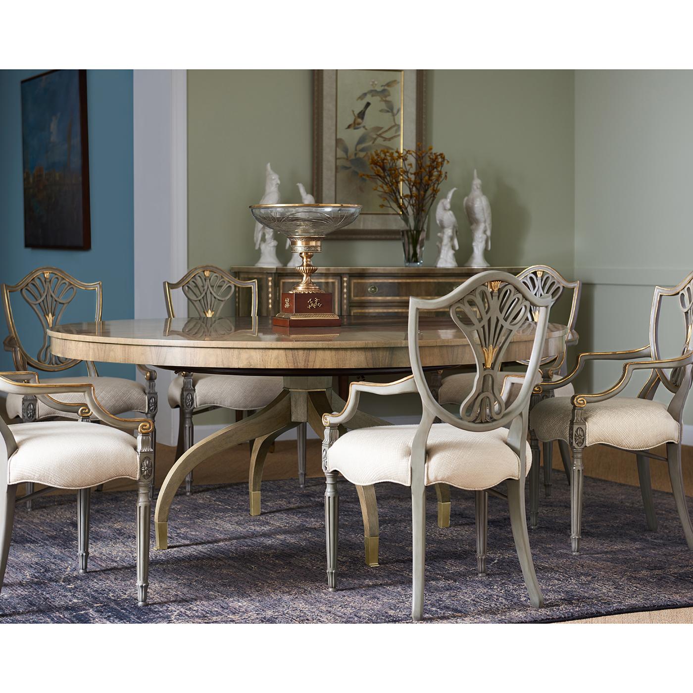 Caratterizzata da uno schienale a scudo graziosamente dipinto in una sofisticata finitura grigio Buckingham, accentuata da dettagli dorati, questa sedia porta un tocco di fascino storico in qualsiasi spazio da pranzo. La cornice intricatamente