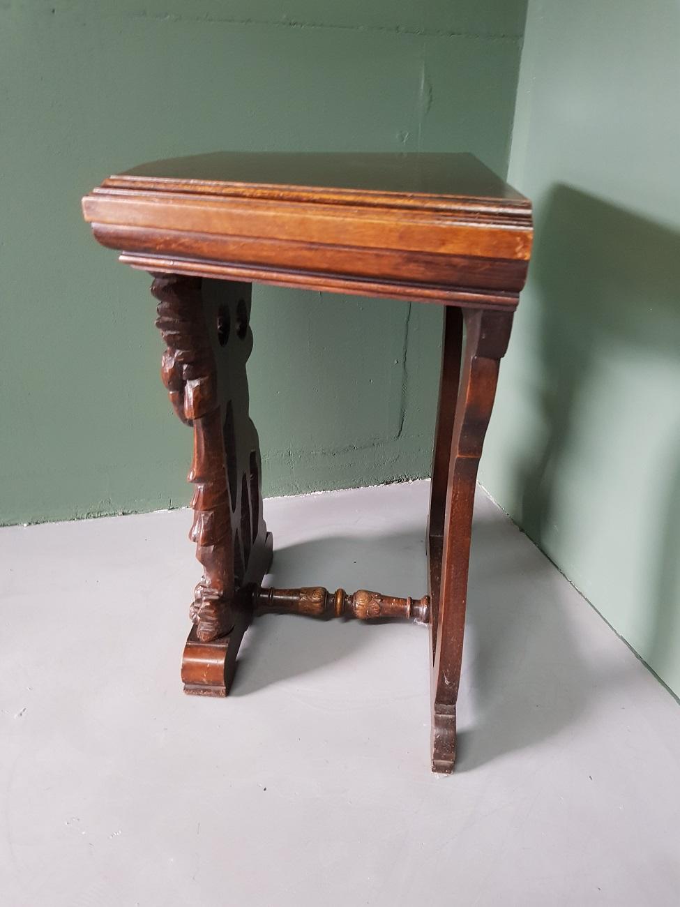 Antique style Small Hall Table with a Carved Angel In Good Condition In Raalte, NL