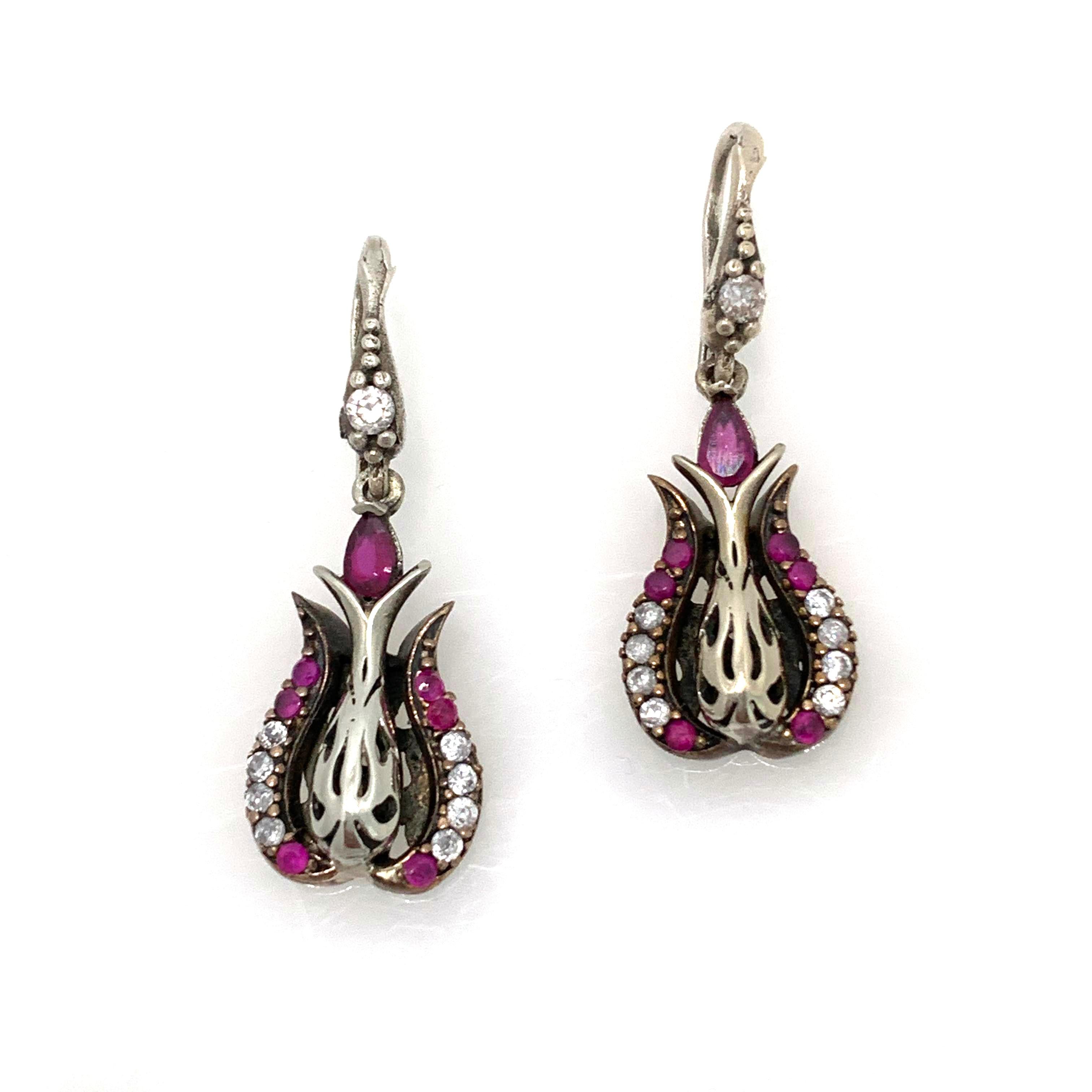Boucles d'oreilles pendantes de style ancien en argent sterling, rubis et diamant simulé, années 1990 Neuf - En vente à Los Angeles, CA