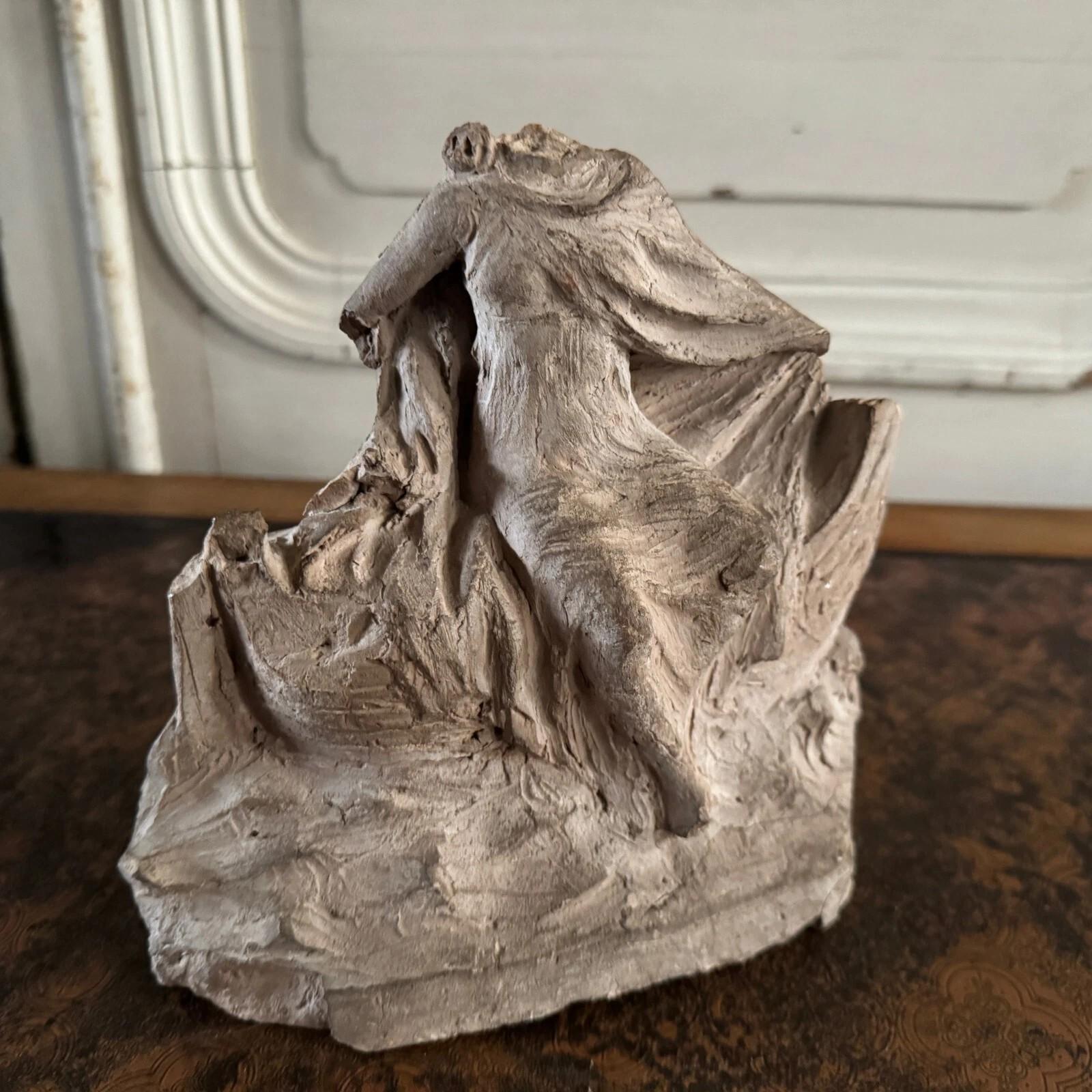 XX secolo Statua in terracotta di una donna vestita in stile antico di Charles Filleul in vendita