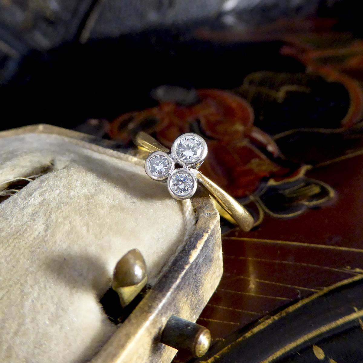 Antiker Dreiblatt-Clover-Ring aus 18 Karat Gelbgold mit Diamanten im antiken Stil 4