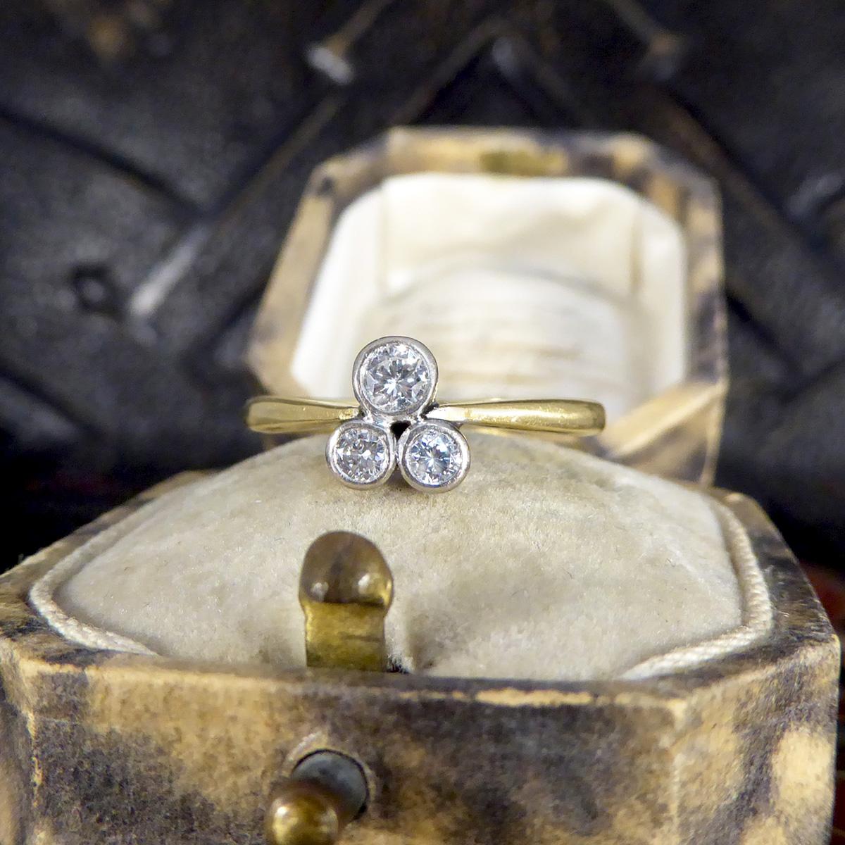 Antiker Dreiblatt-Clover-Ring aus 18 Karat Gelbgold mit Diamanten im antiken Stil 3
