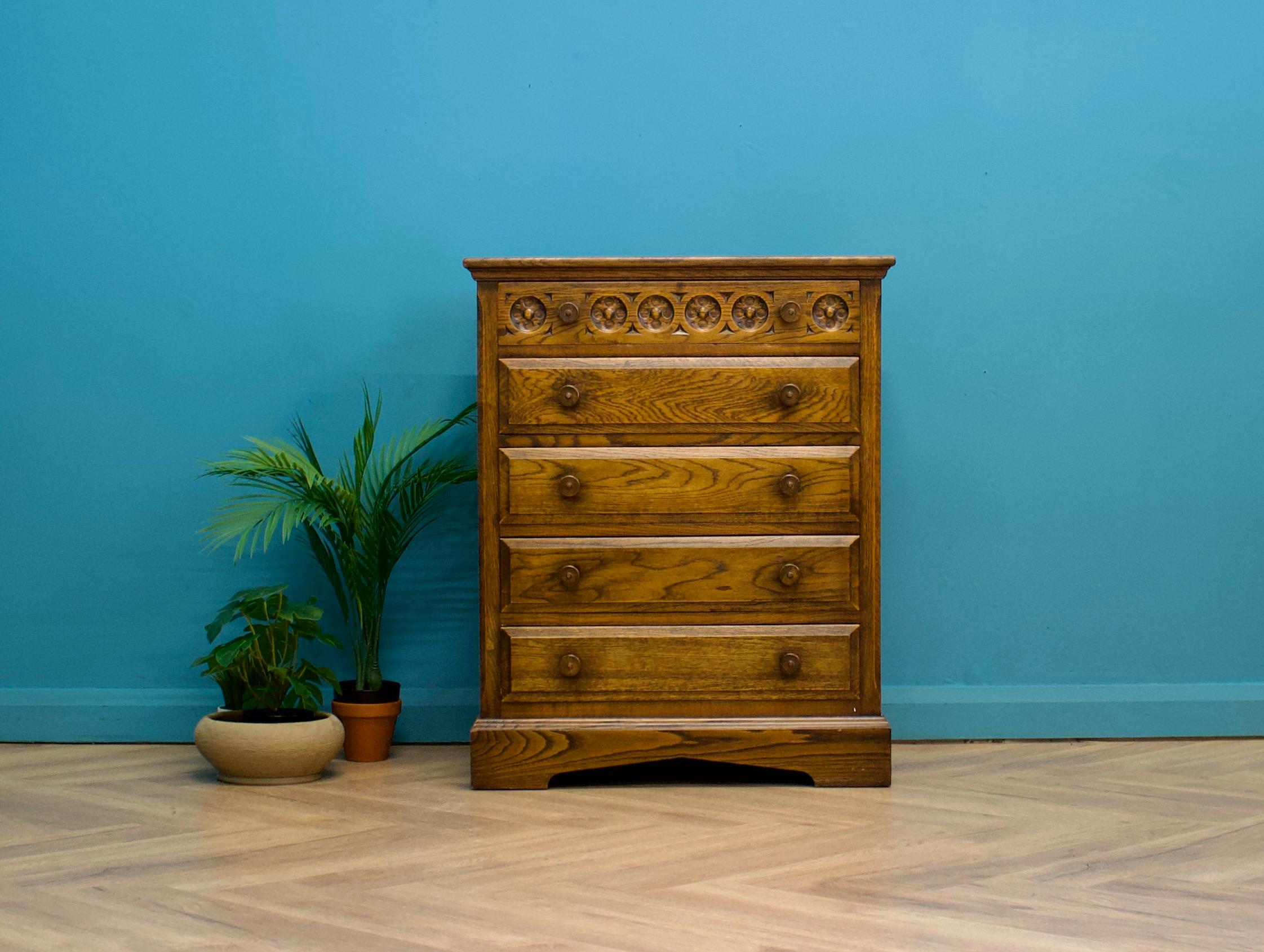 Una cassettiera in rovere d'epoca in stile antico di ottima qualità
Caratterizzato da manici in massello di Oak e cinque cassetti