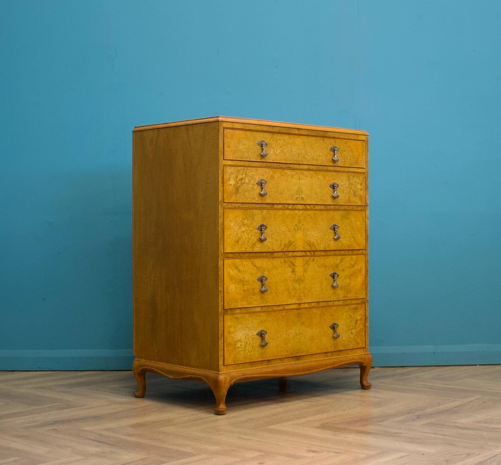 Cómoda alta de nogal de estilo antiguo, de Alfred Cox, hacia la década de 1950. Estas piezas se habrían vendido exclusivamente a través de los grandes almacenes Heals.
Con cinco cajones.


También está a la venta el armario de cuatro puertas a juego.