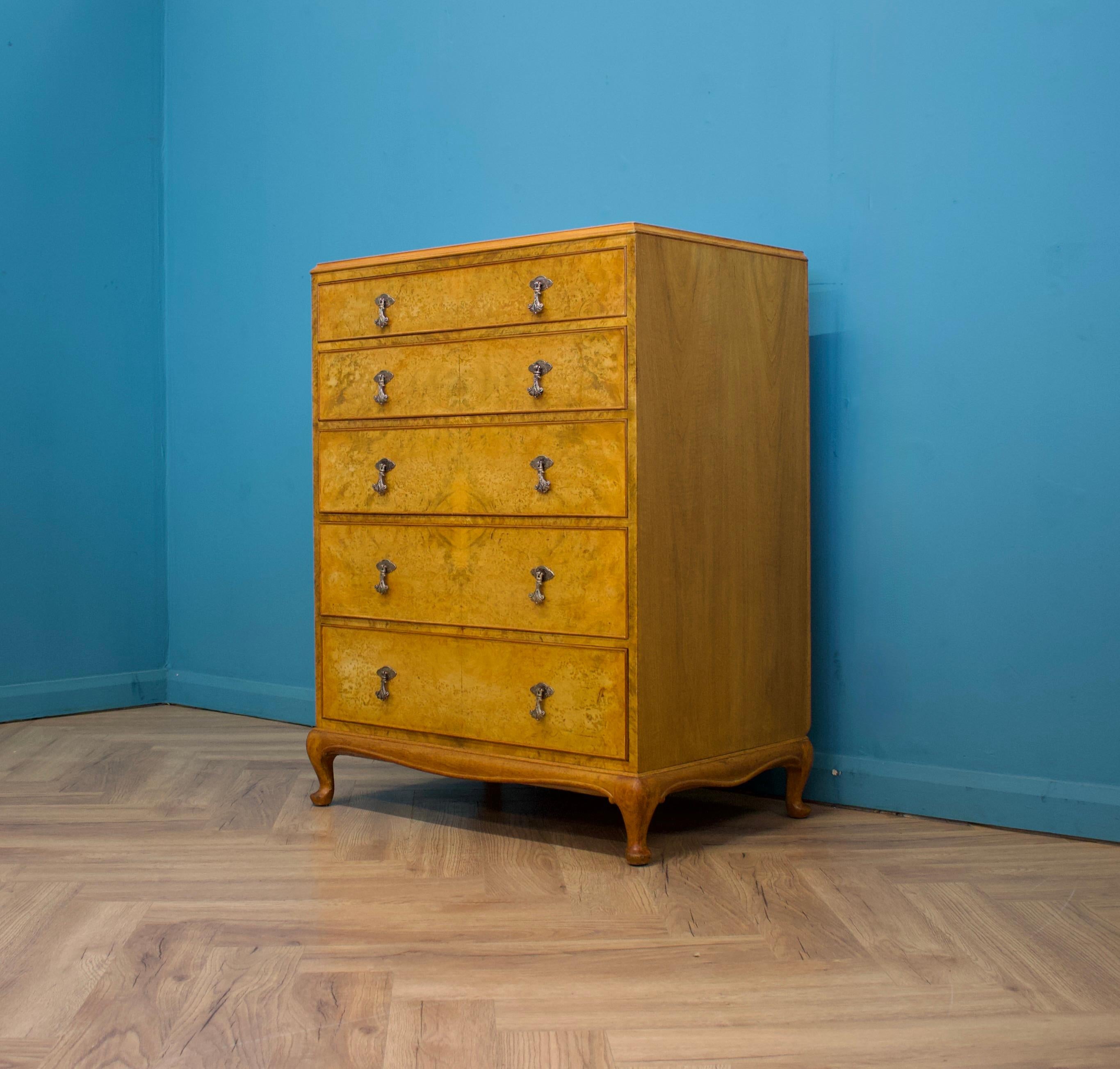 Cómoda de estilo antiguo en nogal de Alfred COX para Heals, años 50 Británico en venta