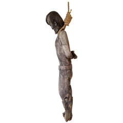 Antico stile Folk Art intagliato e dipinto in legno con figura appesa Studio di sceriffo