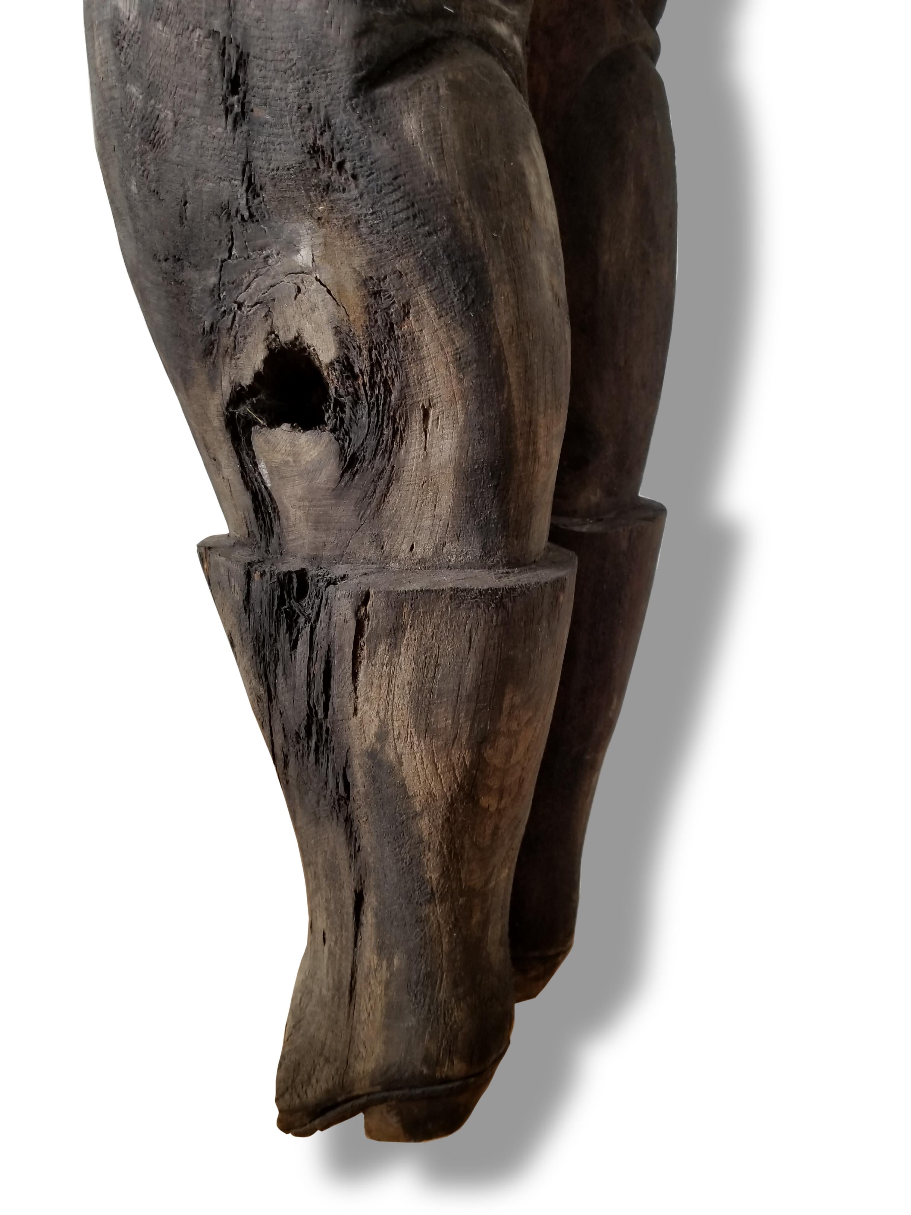 Étude de chevalier suspendu en bois sculpté et peint de style artisanal ancien en vente 5