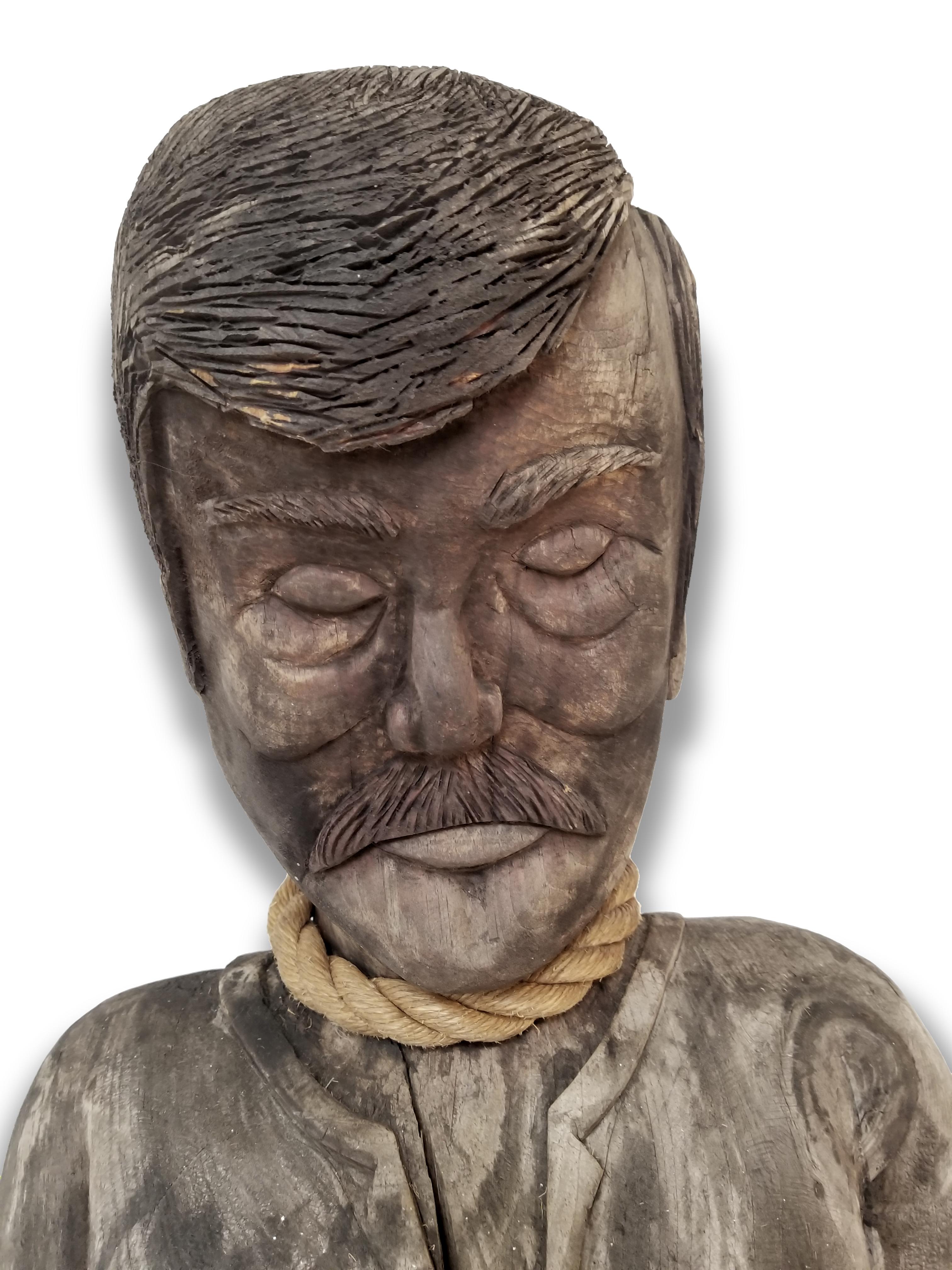 Arte popolare Antico stile Folk Art intagliato e dipinto in legno con figura appesa Studio di sceriffo