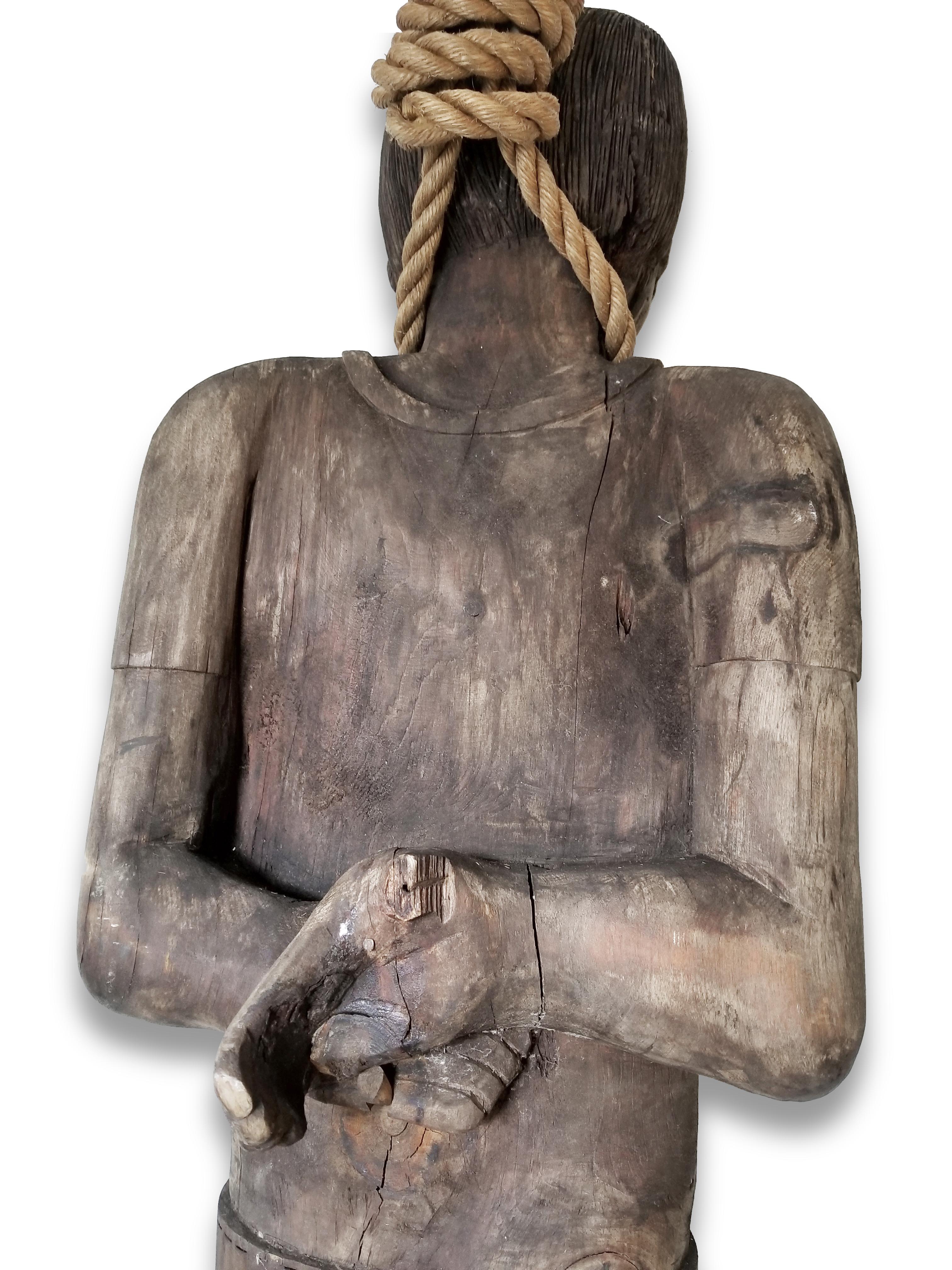 Étude de chevalier suspendu en bois sculpté et peint de style artisanal ancien Abîmé - En vente à Hamilton, Ontario
