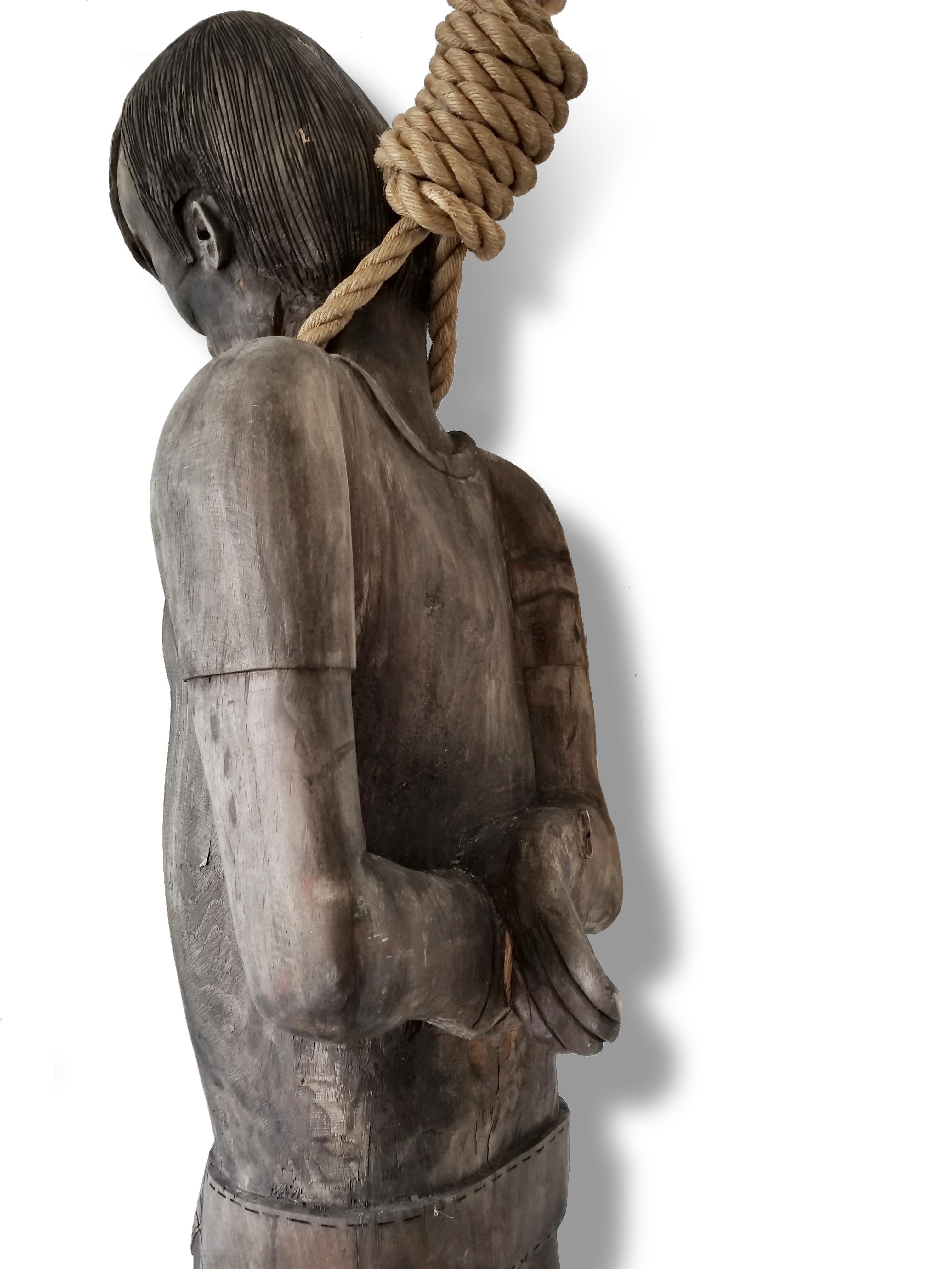 Legno massiccio Antico stile Folk Art intagliato e dipinto in legno con figura appesa Studio di sceriffo