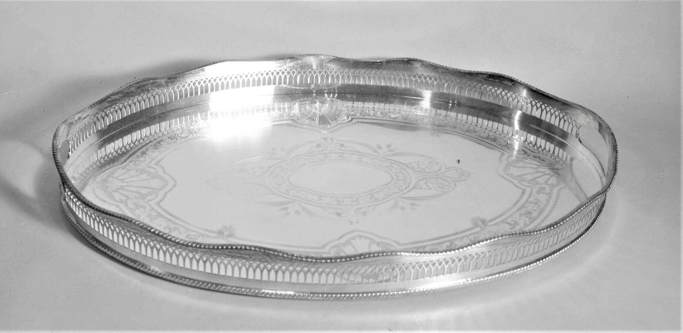 Édouardien Plateau de service ovale de style ancien en métal argenté avec poignées découpées en vente