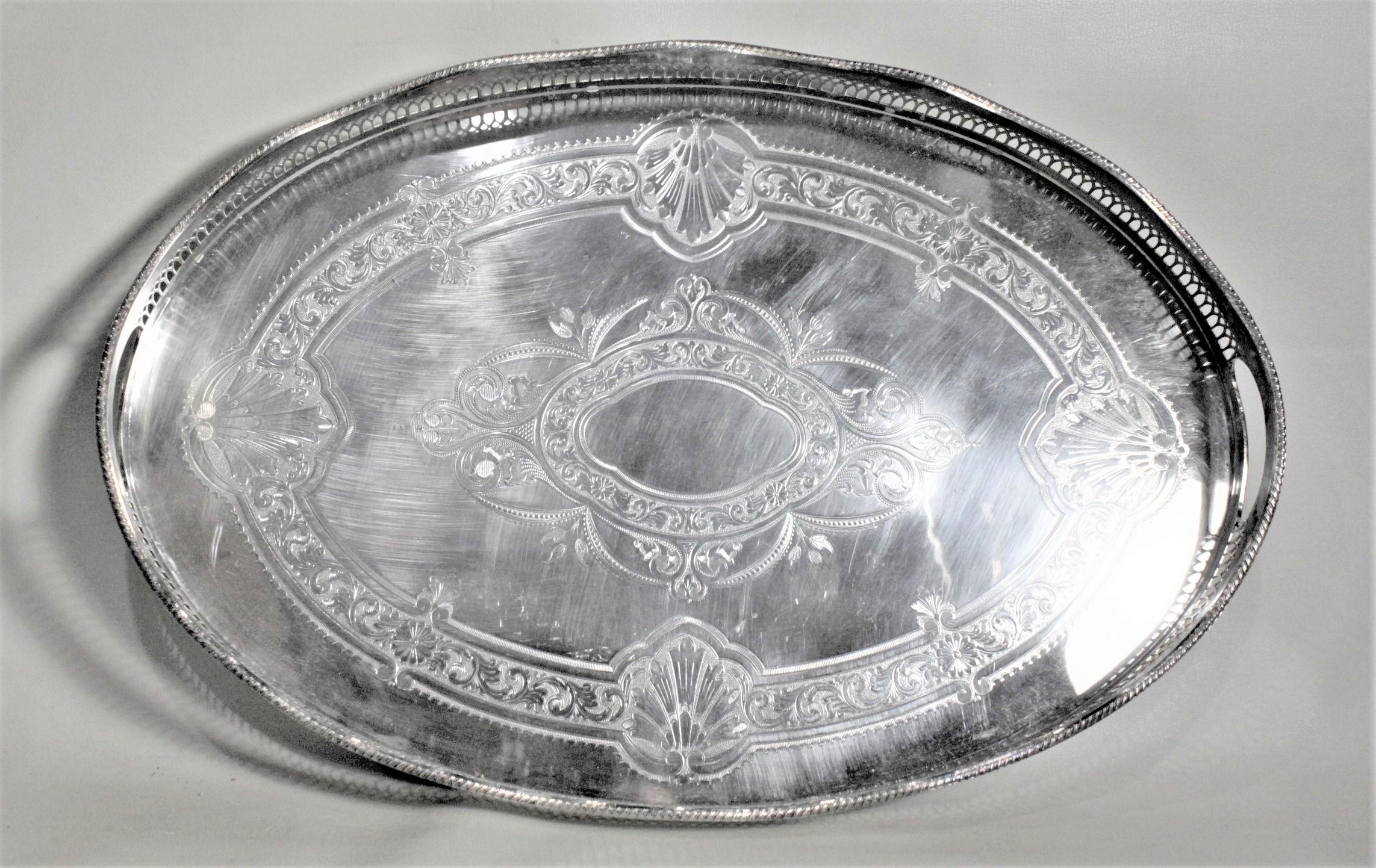 20ième siècle Plateau de service ovale de style ancien en métal argenté avec poignées découpées en vente