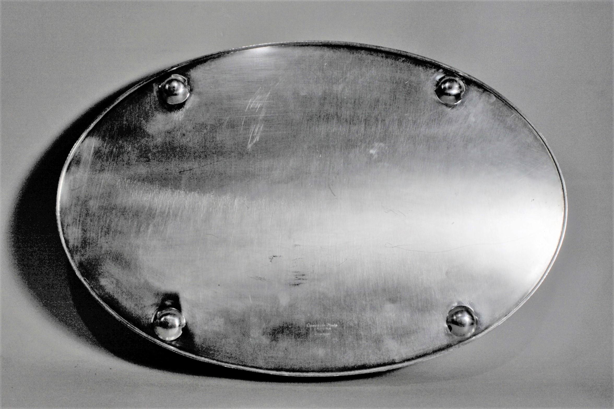 Cuivre Plateau de service ovale de style ancien en métal argenté avec poignées découpées en vente