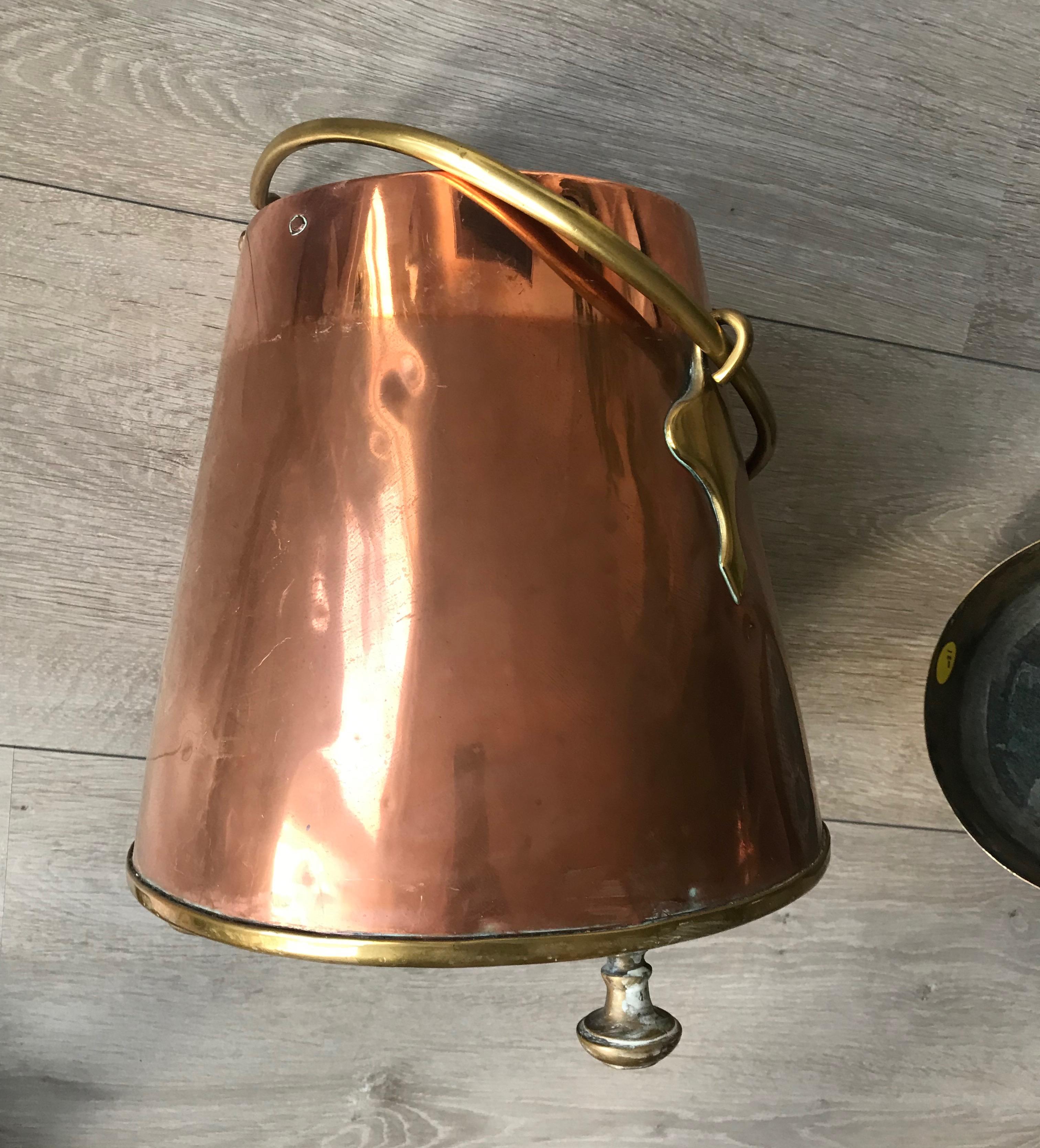 Bouilloire à charbon ancienne et élégante en cuivre et laiton, décoration de cheminée pour foyer en vente 8