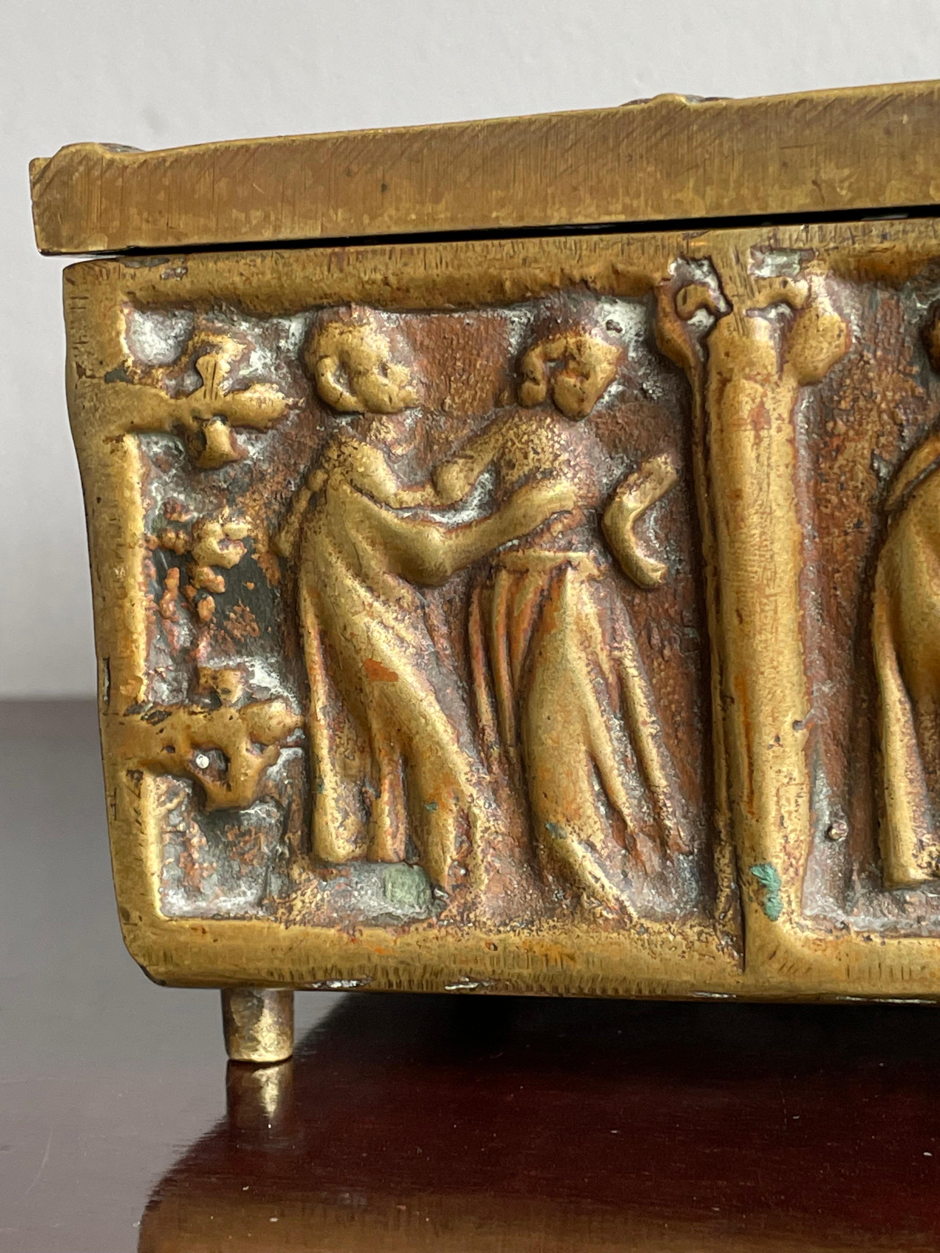 Boîte à bijoux ou relique d'église ancienne et élégante de style néo-gothique en bronze épais en forme de relique en vente 2