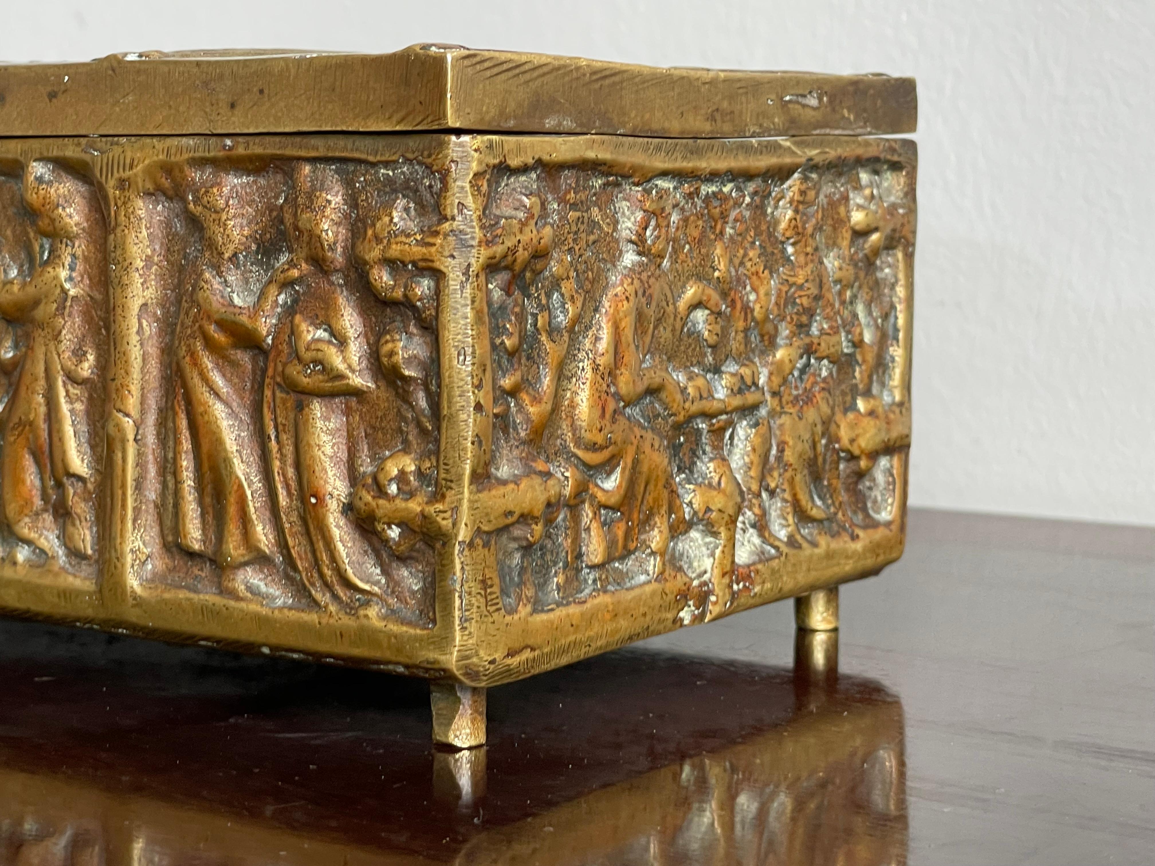 Boîte à bijoux ou relique d'église ancienne et élégante de style néo-gothique en bronze épais en forme de relique en vente 5