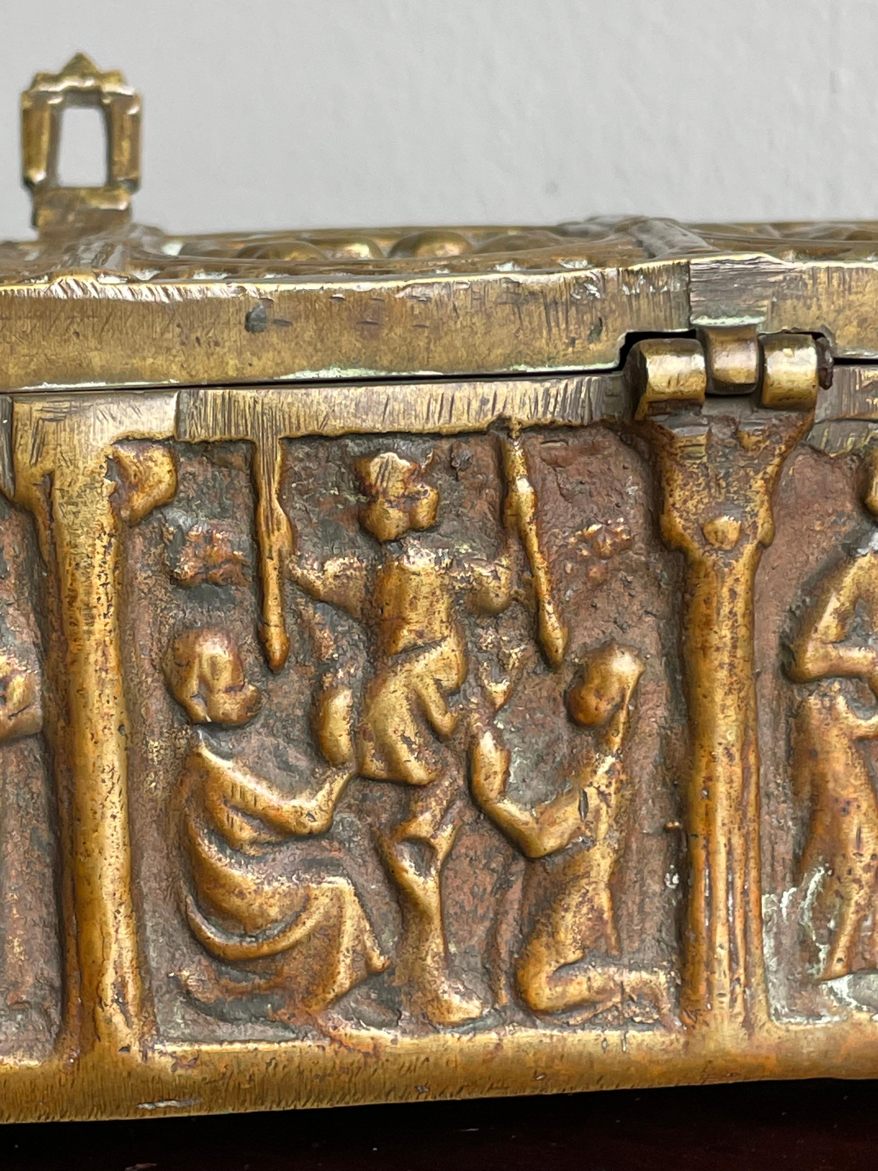 Boîte à bijoux ou relique d'église ancienne et élégante de style néo-gothique en bronze épais en forme de relique en vente 9