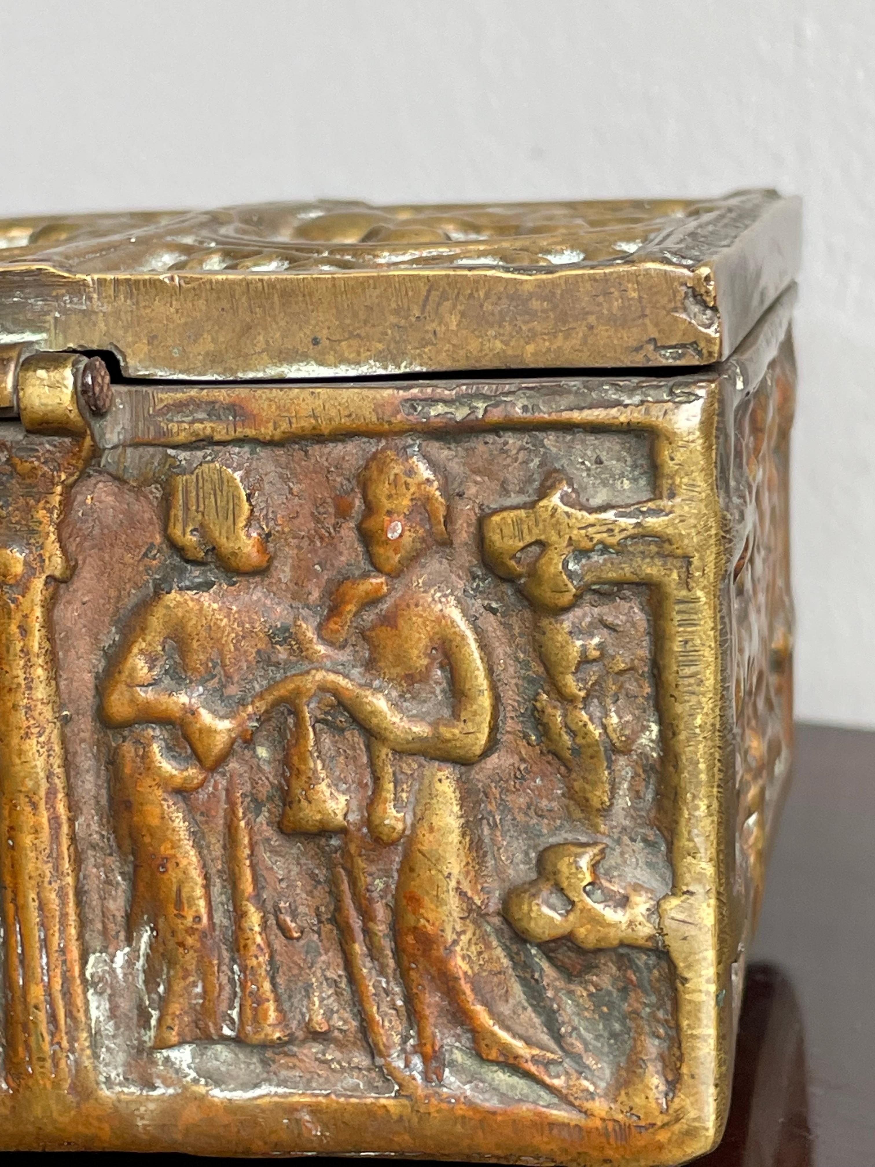 Boîte à bijoux ou relique d'église ancienne et élégante de style néo-gothique en bronze épais en forme de relique en vente 10