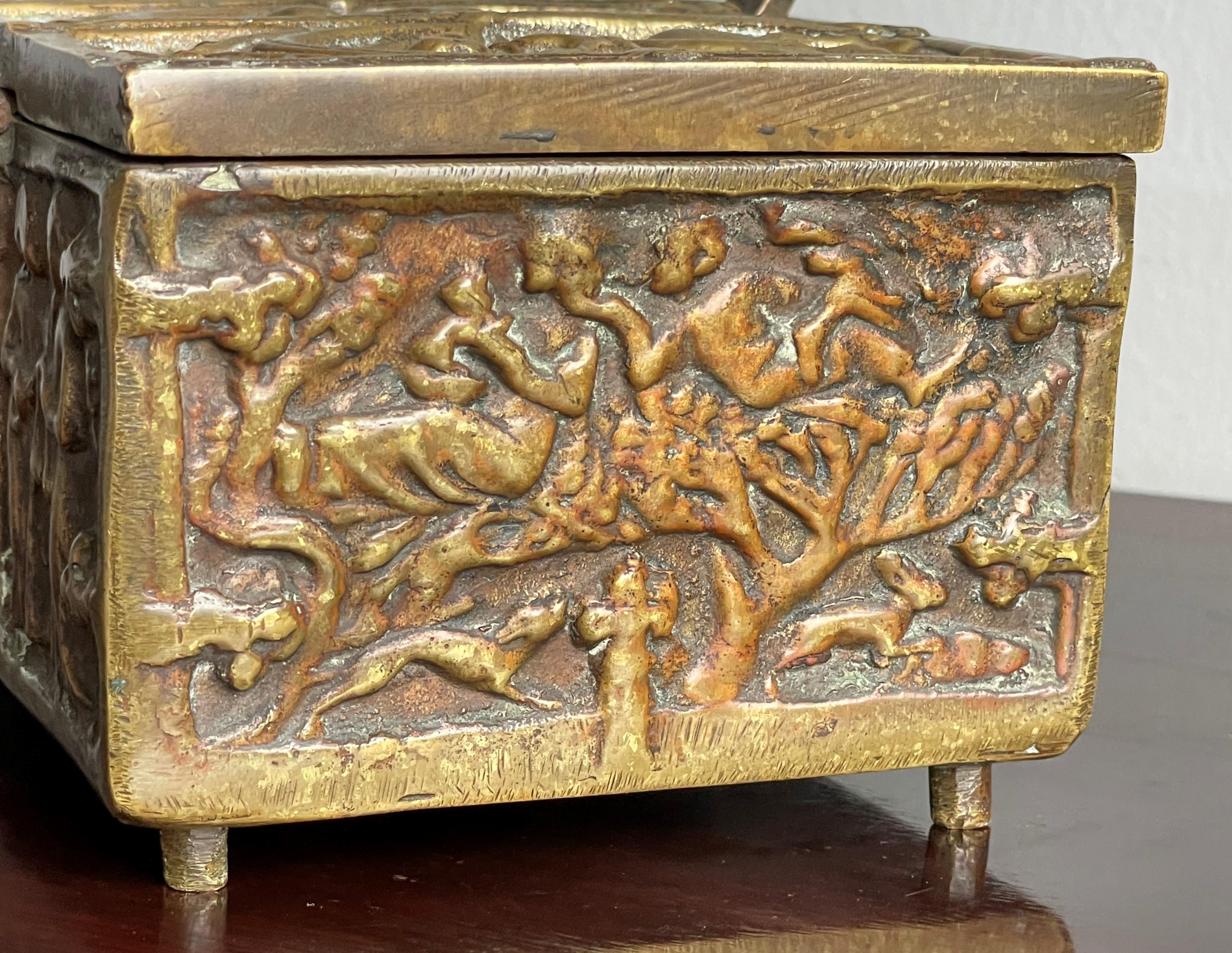 Boîte à bijoux ou relique d'église ancienne et élégante de style néo-gothique en bronze épais en forme de relique en vente 11