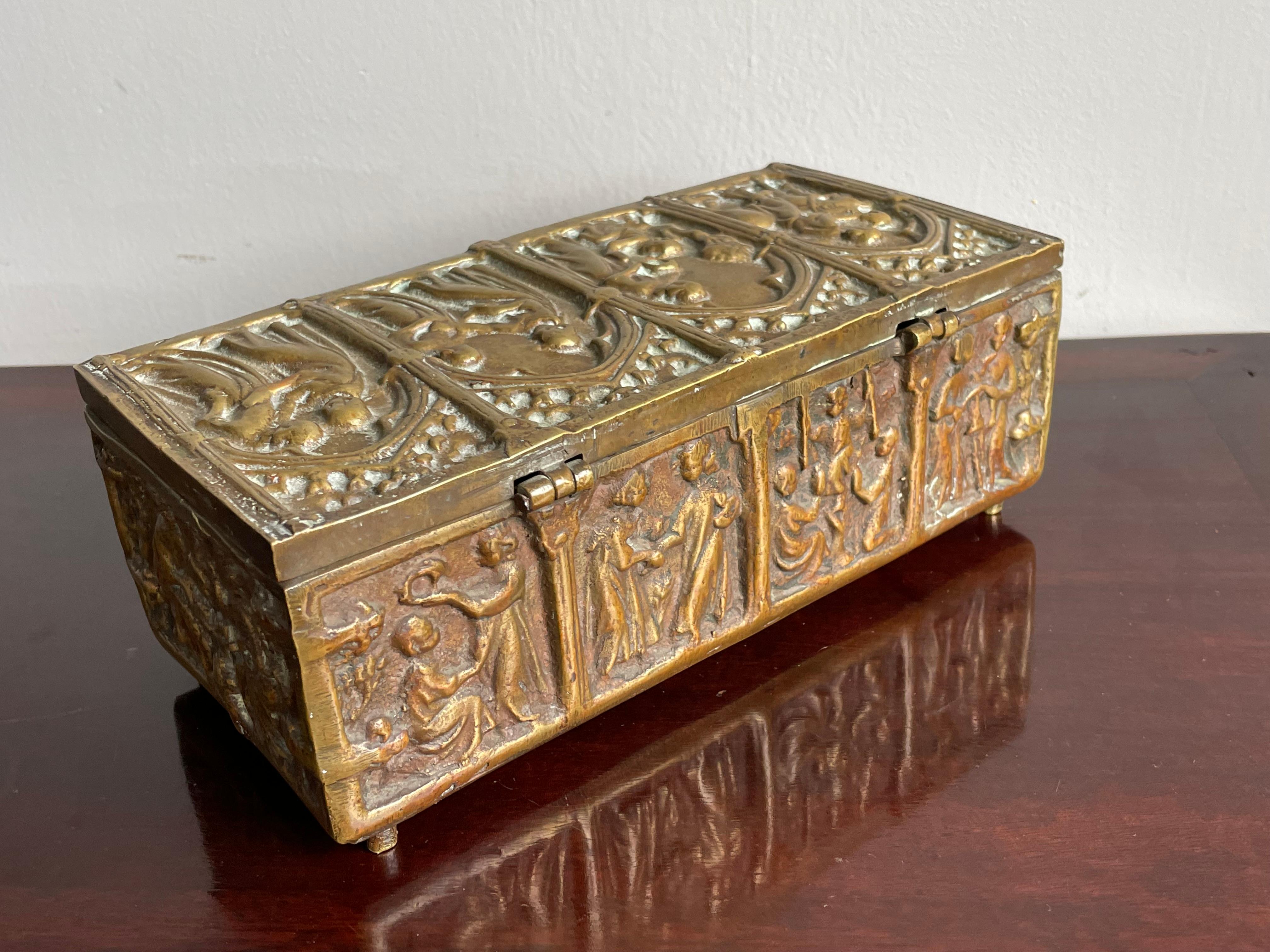 Européen Boîte à bijoux ou relique d'église ancienne et élégante de style néo-gothique en bronze épais en forme de relique en vente