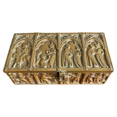 Antique et élégant coffret à bijoux ou relique d'église en bronze épais de style néo-gothique